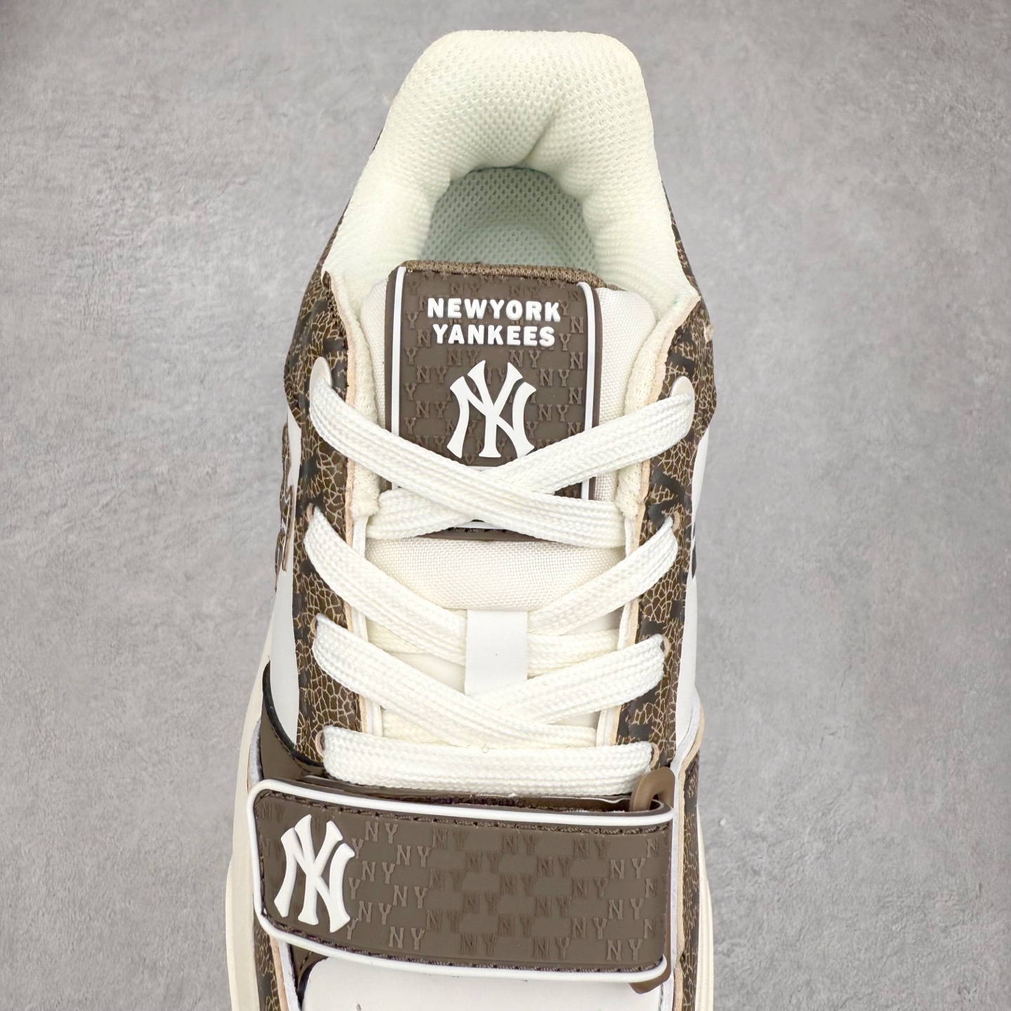 图片[5]-MLB Chunky Liner Basic 复古印花学长鞋系列低帮轻量增高厚底百搭休闲运动慢跑鞋板鞋 Korea韩国联名NY美国榄球纽约洋基队限定 韩国代购专供 全套原楦原纸板原厂数据开发 正确中底拉帮中底网布细节 平台代购专供 左脚内置芯片 韩国代购吊牌标贴 独家一比一RB+MD组合大底 高频后跟小人Logo精准对位立体饱满 正确网布加超迁鞋面 转印中底走线紧密 转印Logo工艺表层防刮不掉色 尺码：35 36 36.5 37.5 38 38.5 39 40 40.5 41 42 42.5 43 44 45-选品中心