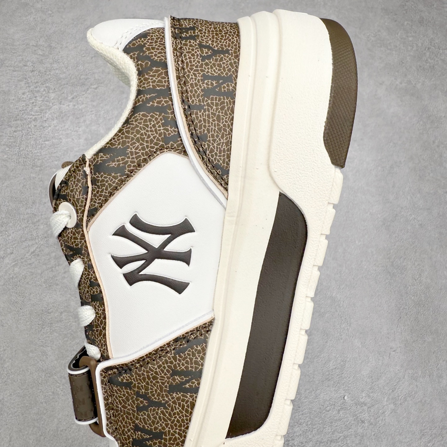 图片[7]-MLB Chunky Liner Basic 复古印花学长鞋系列低帮轻量增高厚底百搭休闲运动慢跑鞋板鞋 Korea韩国联名NY美国榄球纽约洋基队限定 韩国代购专供 全套原楦原纸板原厂数据开发 正确中底拉帮中底网布细节 平台代购专供 左脚内置芯片 韩国代购吊牌标贴 独家一比一RB+MD组合大底 高频后跟小人Logo精准对位立体饱满 正确网布加超迁鞋面 转印中底走线紧密 转印Logo工艺表层防刮不掉色 尺码：35 36 36.5 37.5 38 38.5 39 40 40.5 41 42 42.5 43 44 45-选品中心