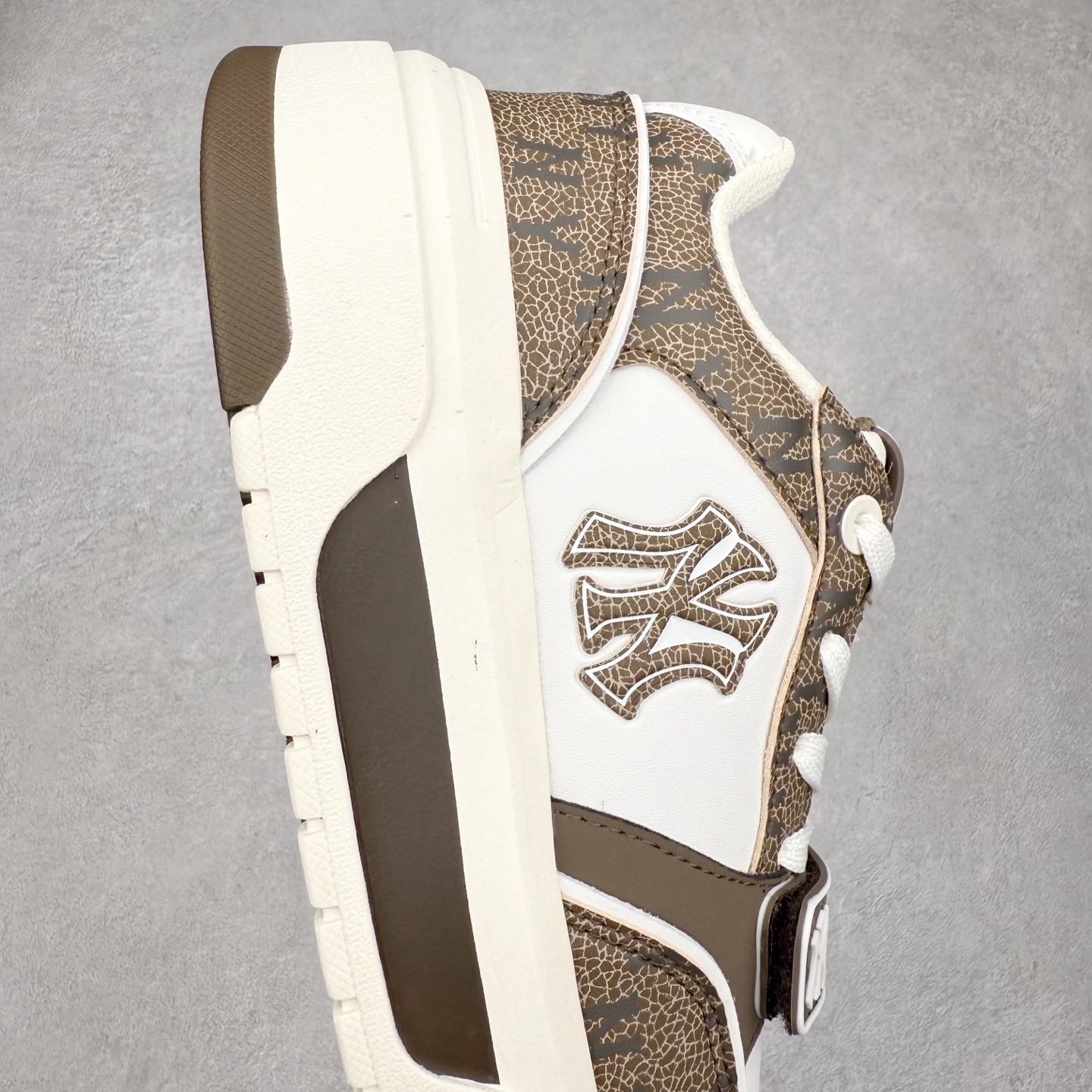 图片[6]-MLB Chunky Liner Basic 复古印花学长鞋系列低帮轻量增高厚底百搭休闲运动慢跑鞋板鞋 Korea韩国联名NY美国榄球纽约洋基队限定 韩国代购专供 全套原楦原纸板原厂数据开发 正确中底拉帮中底网布细节 平台代购专供 左脚内置芯片 韩国代购吊牌标贴 独家一比一RB+MD组合大底 高频后跟小人Logo精准对位立体饱满 正确网布加超迁鞋面 转印中底走线紧密 转印Logo工艺表层防刮不掉色 尺码：35 36 36.5 37.5 38 38.5 39 40 40.5 41 42 42.5 43 44 45-选品中心