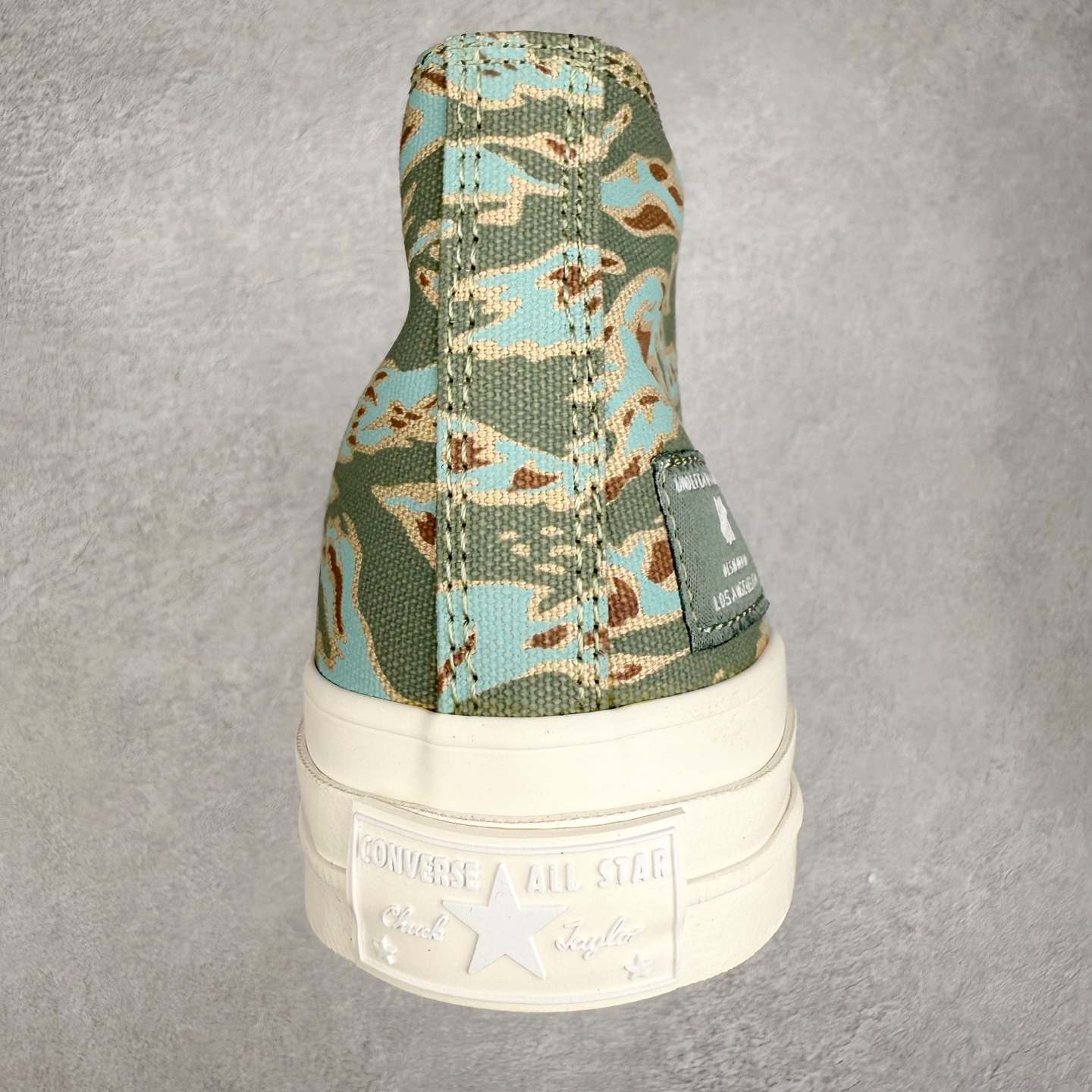 图片[8]-UNDEFEATED x Converse 1970S Mid 匡威联名 休闲复古中帮帆布鞋 鞋款采用Chuck 70 Mid 鞋型进行设计，在高帮与低帮中找到舒适与美观的平衡点，并沿袭前作中的UNDEFEATED标志性美学，再搭配鞋舌与后跟标处的5-Stike Logo编铭牌，联名标志处处可见，营造联名氛围之余更将质感拉满。 货号：172397C 绿迷彩 货号：A00673C 黑色 货号：A00670C 白色 尺码：35 36 36.5 37 37.5 38 39 39.5 40 41 41.5 42 42.5 43 44-选品中心