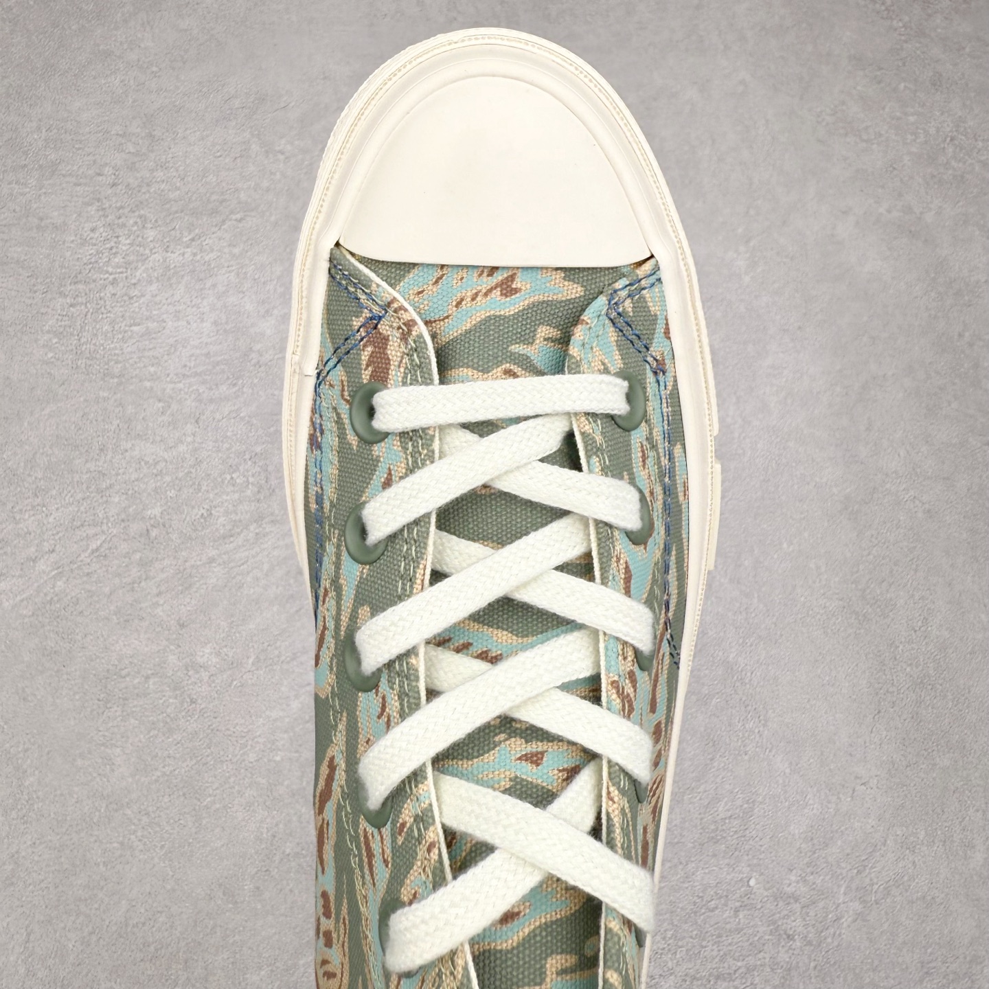 图片[4]-UNDEFEATED x Converse 1970S Mid 匡威联名 休闲复古中帮帆布鞋 鞋款采用Chuck 70 Mid 鞋型进行设计，在高帮与低帮中找到舒适与美观的平衡点，并沿袭前作中的UNDEFEATED标志性美学，再搭配鞋舌与后跟标处的5-Stike Logo编铭牌，联名标志处处可见，营造联名氛围之余更将质感拉满。 货号：172397C 绿迷彩 货号：A00673C 黑色 货号：A00670C 白色 尺码：35 36 36.5 37 37.5 38 39 39.5 40 41 41.5 42 42.5 43 44-选品中心