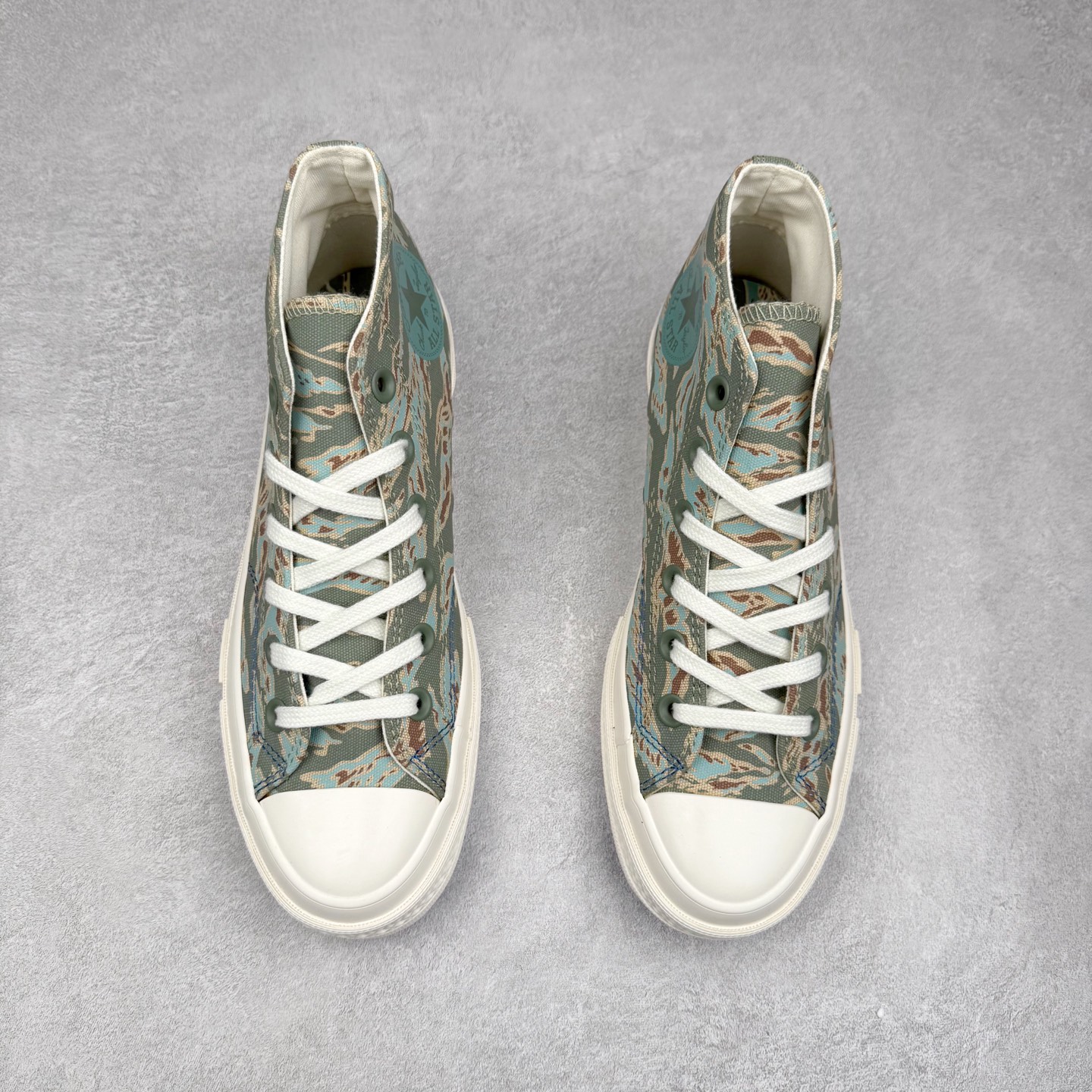 图片[2]-UNDEFEATED x Converse 1970S Mid 匡威联名 休闲复古中帮帆布鞋 鞋款采用Chuck 70 Mid 鞋型进行设计，在高帮与低帮中找到舒适与美观的平衡点，并沿袭前作中的UNDEFEATED标志性美学，再搭配鞋舌与后跟标处的5-Stike Logo编铭牌，联名标志处处可见，营造联名氛围之余更将质感拉满。 货号：172397C 绿迷彩 货号：A00673C 黑色 货号：A00670C 白色 尺码：35 36 36.5 37 37.5 38 39 39.5 40 41 41.5 42 42.5 43 44-选品中心