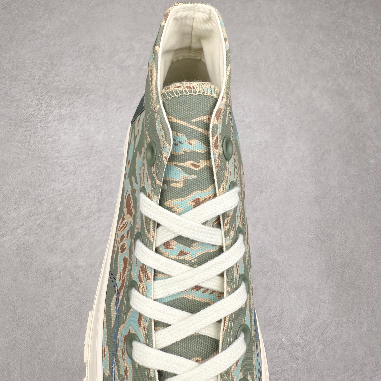 图片[5]-UNDEFEATED x Converse 1970S Mid 匡威联名 休闲复古中帮帆布鞋 鞋款采用Chuck 70 Mid 鞋型进行设计，在高帮与低帮中找到舒适与美观的平衡点，并沿袭前作中的UNDEFEATED标志性美学，再搭配鞋舌与后跟标处的5-Stike Logo编铭牌，联名标志处处可见，营造联名氛围之余更将质感拉满。 货号：172397C 绿迷彩 货号：A00673C 黑色 货号：A00670C 白色 尺码：35 36 36.5 37 37.5 38 39 39.5 40 41 41.5 42 42.5 43 44-选品中心