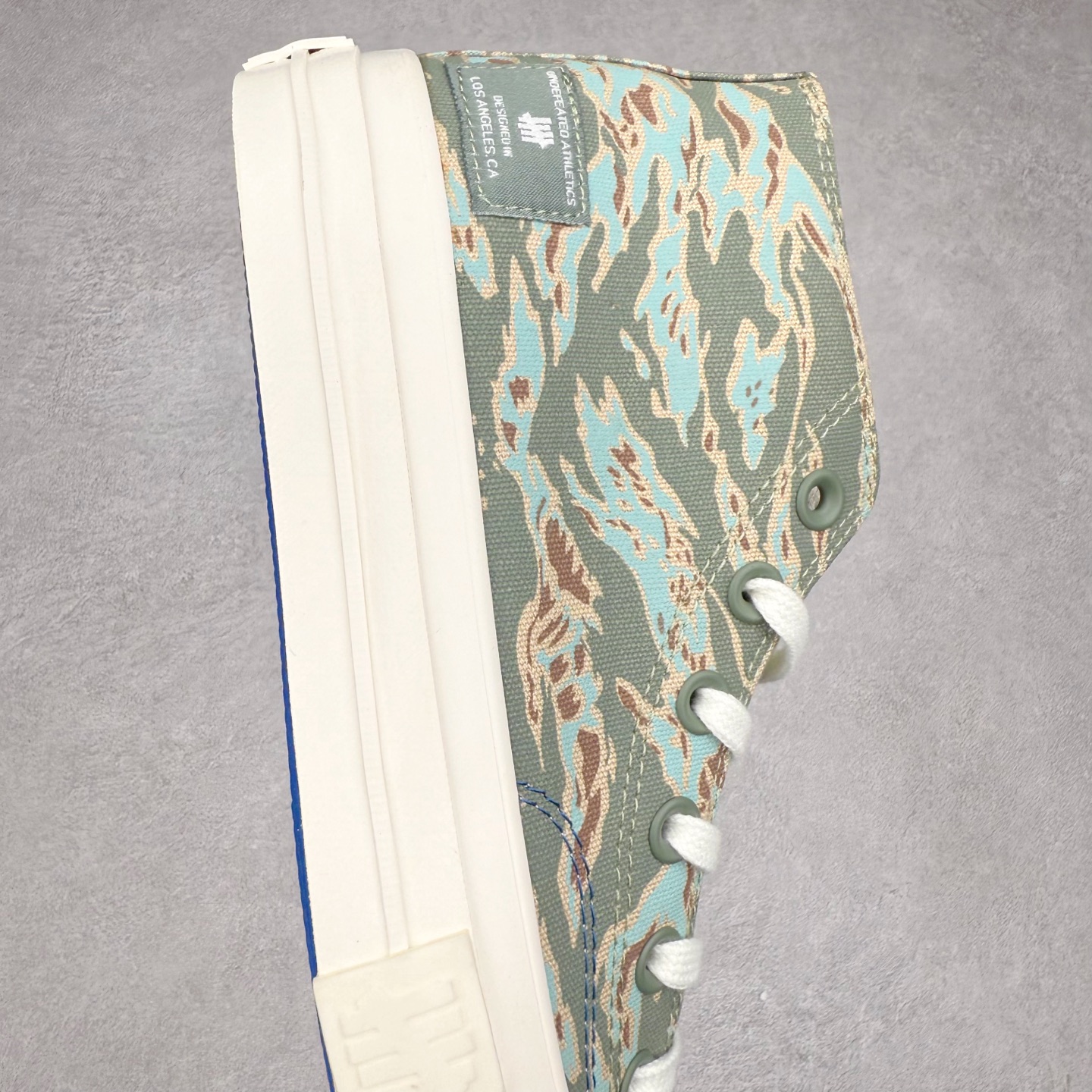 图片[6]-UNDEFEATED x Converse 1970S Mid 匡威联名 休闲复古中帮帆布鞋 鞋款采用Chuck 70 Mid 鞋型进行设计，在高帮与低帮中找到舒适与美观的平衡点，并沿袭前作中的UNDEFEATED标志性美学，再搭配鞋舌与后跟标处的5-Stike Logo编铭牌，联名标志处处可见，营造联名氛围之余更将质感拉满。 货号：172397C 绿迷彩 货号：A00673C 黑色 货号：A00670C 白色 尺码：35 36 36.5 37 37.5 38 39 39.5 40 41 41.5 42 42.5 43 44-选品中心