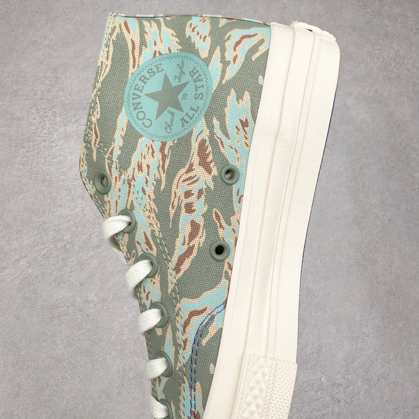 图片[7]-UNDEFEATED x Converse 1970S Mid 匡威联名 休闲复古中帮帆布鞋 鞋款采用Chuck 70 Mid 鞋型进行设计，在高帮与低帮中找到舒适与美观的平衡点，并沿袭前作中的UNDEFEATED标志性美学，再搭配鞋舌与后跟标处的5-Stike Logo编铭牌，联名标志处处可见，营造联名氛围之余更将质感拉满。 货号：172397C 绿迷彩 货号：A00673C 黑色 货号：A00670C 白色 尺码：35 36 36.5 37 37.5 38 39 39.5 40 41 41.5 42 42.5 43 44-选品中心