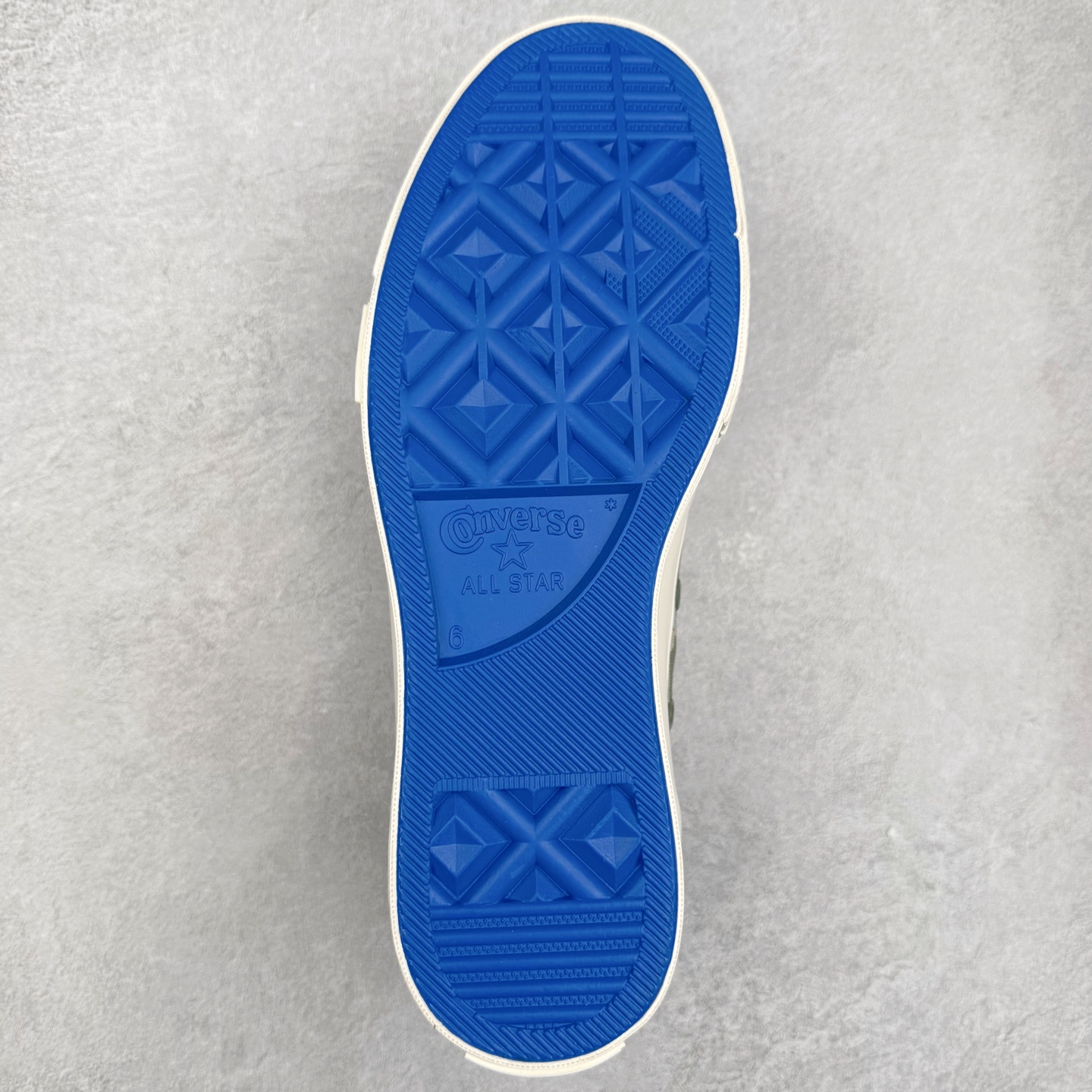 图片[9]-UNDEFEATED x Converse 1970S Mid 匡威联名 休闲复古中帮帆布鞋 鞋款采用Chuck 70 Mid 鞋型进行设计，在高帮与低帮中找到舒适与美观的平衡点，并沿袭前作中的UNDEFEATED标志性美学，再搭配鞋舌与后跟标处的5-Stike Logo编铭牌，联名标志处处可见，营造联名氛围之余更将质感拉满。 货号：172397C 绿迷彩 货号：A00673C 黑色 货号：A00670C 白色 尺码：35 36 36.5 37 37.5 38 39 39.5 40 41 41.5 42 42.5 43 44-选品中心