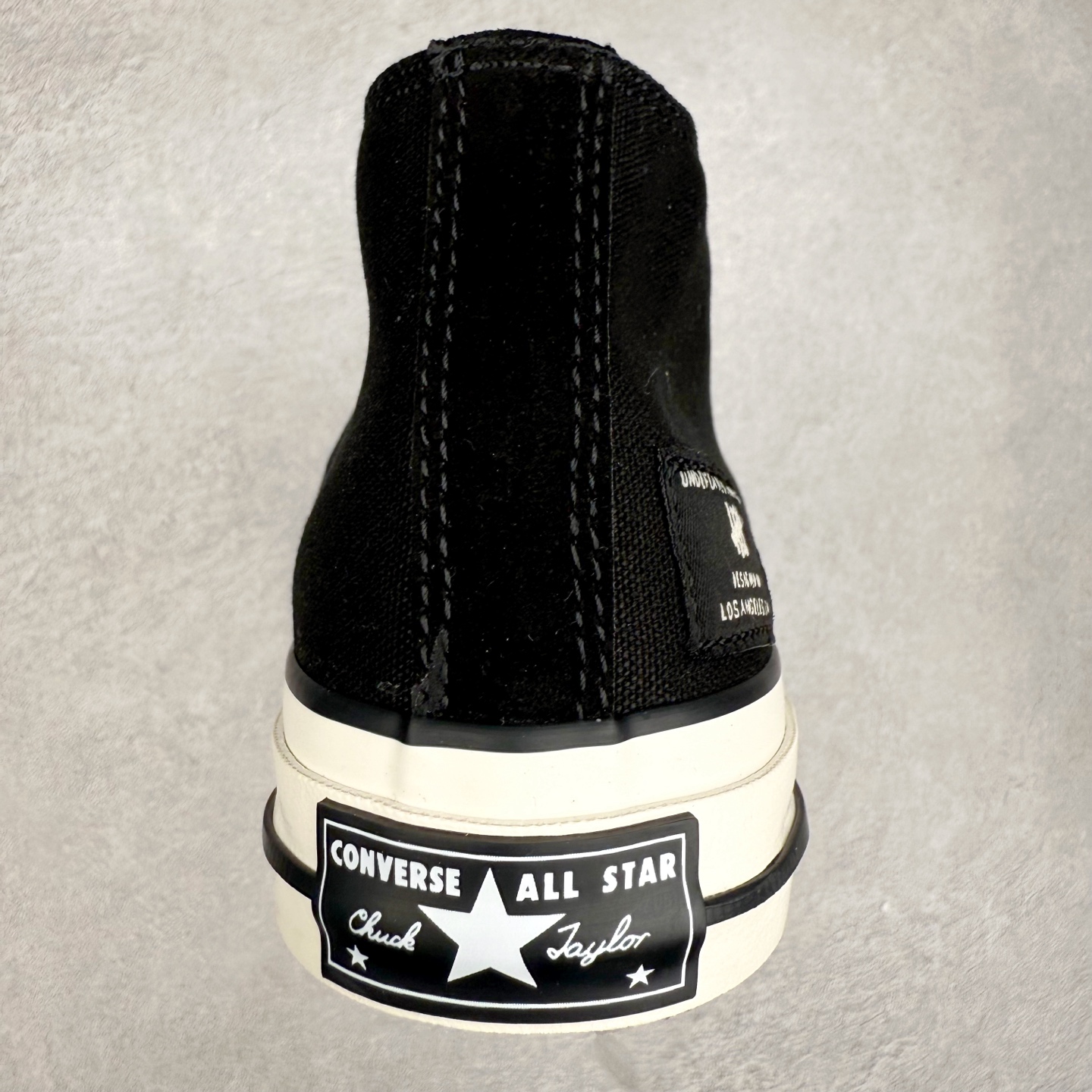 图片[8]-UNDEFEATED x Converse 1970S Mid 匡威联名 休闲复古中帮帆布鞋 鞋款采用Chuck 70 Mid 鞋型进行设计，在高帮与低帮中找到舒适与美观的平衡点，并沿袭前作中的UNDEFEATED标志性美学，再搭配鞋舌与后跟标处的5-Stike Logo编铭牌，联名标志处处可见，营造联名氛围之余更将质感拉满。 货号：172397C 绿迷彩 货号：A00673C 黑色 货号：A00670C 白色 尺码：35 36 36.5 37 37.5 38 39 39.5 40 41 41.5 42 42.5 43 44-选品中心