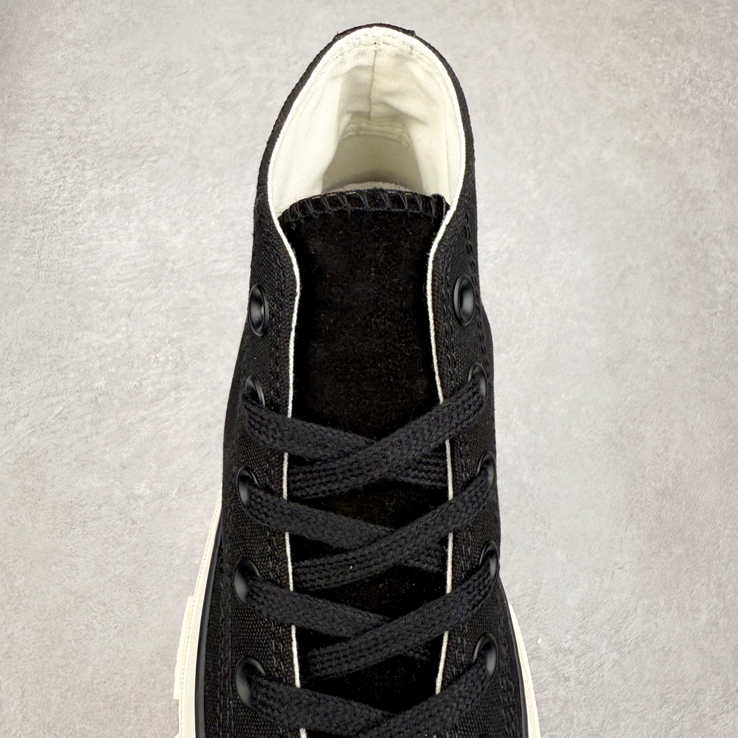 图片[5]-UNDEFEATED x Converse 1970S Mid 匡威联名 休闲复古中帮帆布鞋 鞋款采用Chuck 70 Mid 鞋型进行设计，在高帮与低帮中找到舒适与美观的平衡点，并沿袭前作中的UNDEFEATED标志性美学，再搭配鞋舌与后跟标处的5-Stike Logo编铭牌，联名标志处处可见，营造联名氛围之余更将质感拉满。 货号：172397C 绿迷彩 货号：A00673C 黑色 货号：A00670C 白色 尺码：35 36 36.5 37 37.5 38 39 39.5 40 41 41.5 42 42.5 43 44-选品中心