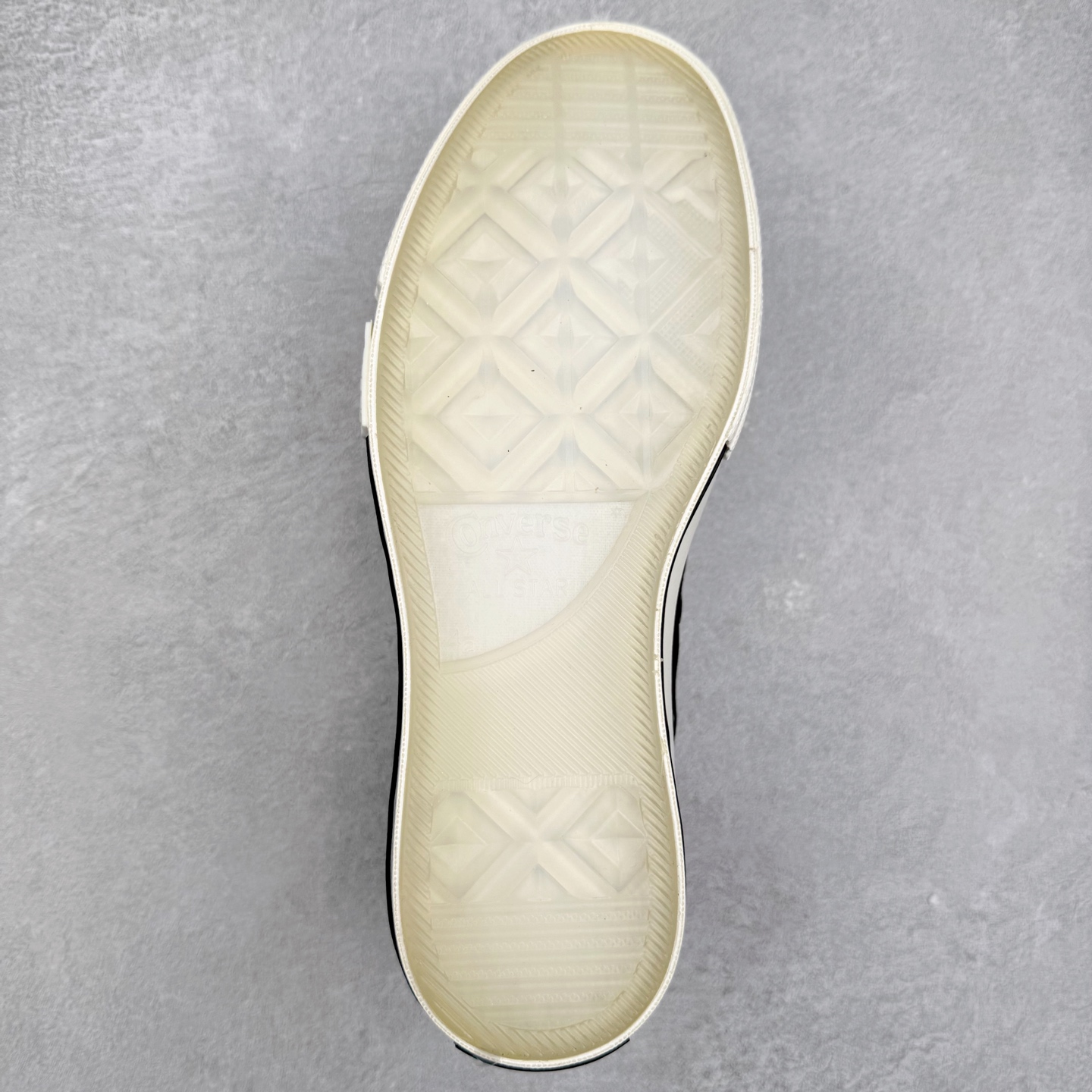 图片[9]-UNDEFEATED x Converse 1970S Mid 匡威联名 休闲复古中帮帆布鞋 鞋款采用Chuck 70 Mid 鞋型进行设计，在高帮与低帮中找到舒适与美观的平衡点，并沿袭前作中的UNDEFEATED标志性美学，再搭配鞋舌与后跟标处的5-Stike Logo编铭牌，联名标志处处可见，营造联名氛围之余更将质感拉满。 货号：172397C 绿迷彩 货号：A00673C 黑色 货号：A00670C 白色 尺码：35 36 36.5 37 37.5 38 39 39.5 40 41 41.5 42 42.5 43 44-选品中心