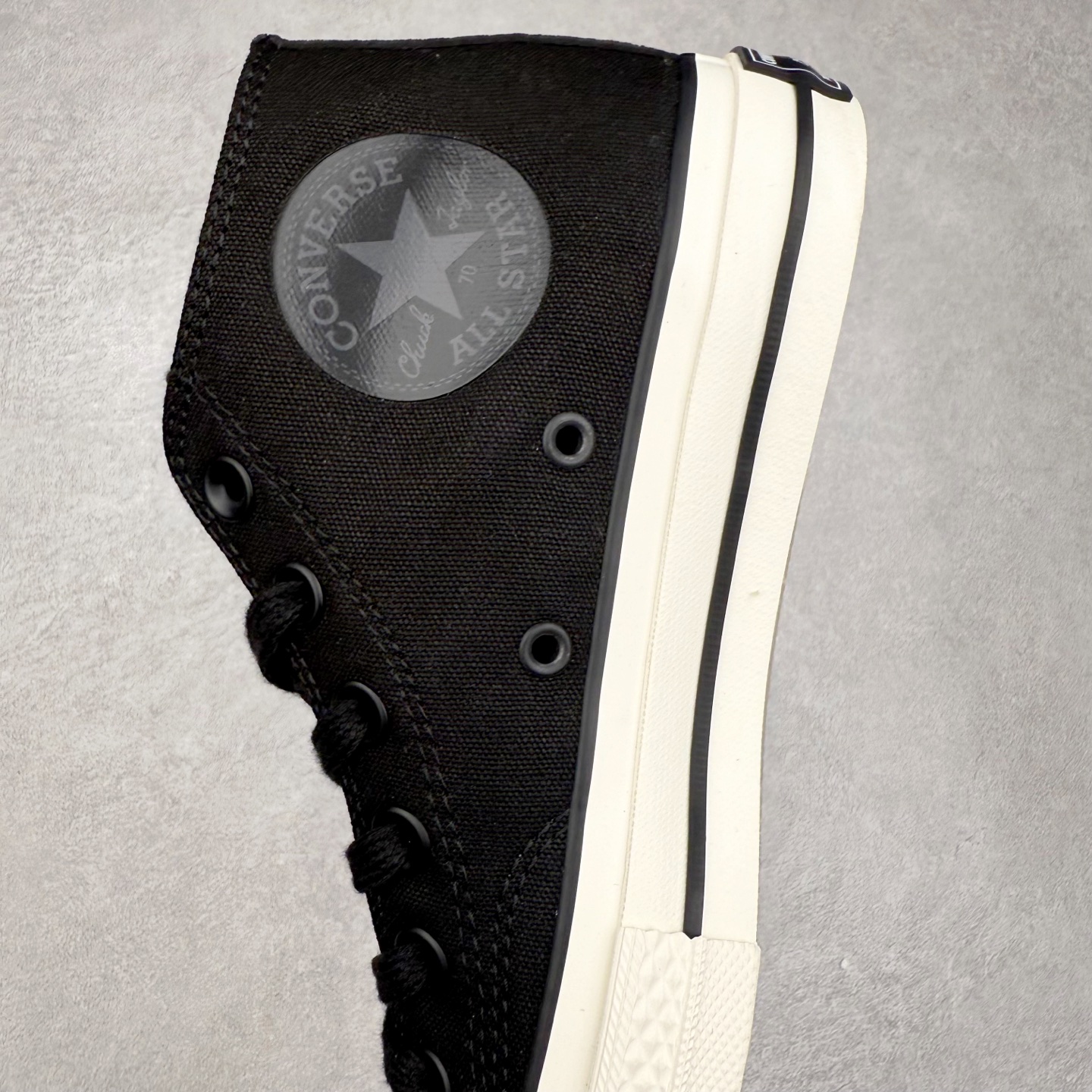 图片[7]-UNDEFEATED x Converse 1970S Mid 匡威联名 休闲复古中帮帆布鞋 鞋款采用Chuck 70 Mid 鞋型进行设计，在高帮与低帮中找到舒适与美观的平衡点，并沿袭前作中的UNDEFEATED标志性美学，再搭配鞋舌与后跟标处的5-Stike Logo编铭牌，联名标志处处可见，营造联名氛围之余更将质感拉满。 货号：172397C 绿迷彩 货号：A00673C 黑色 货号：A00670C 白色 尺码：35 36 36.5 37 37.5 38 39 39.5 40 41 41.5 42 42.5 43 44-选品中心