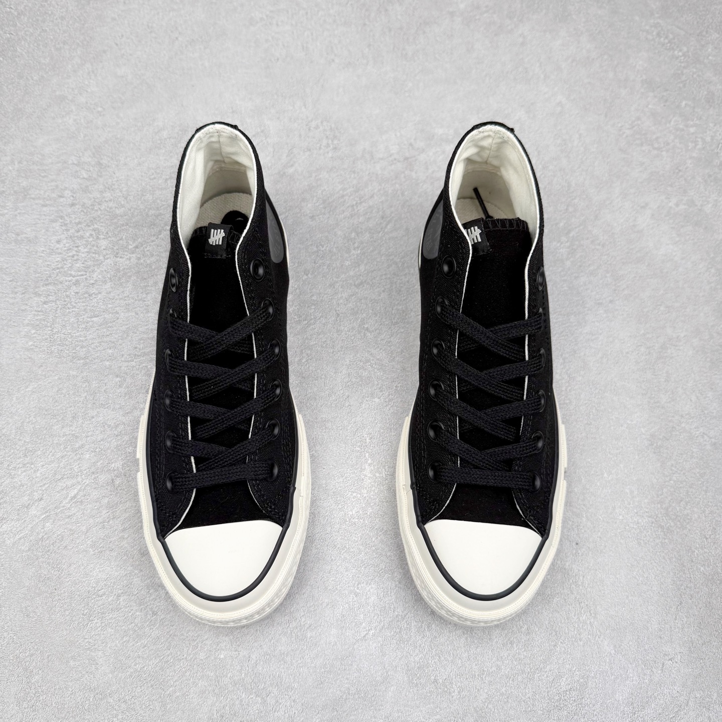 图片[2]-UNDEFEATED x Converse 1970S Mid 匡威联名 休闲复古中帮帆布鞋 鞋款采用Chuck 70 Mid 鞋型进行设计，在高帮与低帮中找到舒适与美观的平衡点，并沿袭前作中的UNDEFEATED标志性美学，再搭配鞋舌与后跟标处的5-Stike Logo编铭牌，联名标志处处可见，营造联名氛围之余更将质感拉满。 货号：172397C 绿迷彩 货号：A00673C 黑色 货号：A00670C 白色 尺码：35 36 36.5 37 37.5 38 39 39.5 40 41 41.5 42 42.5 43 44-选品中心