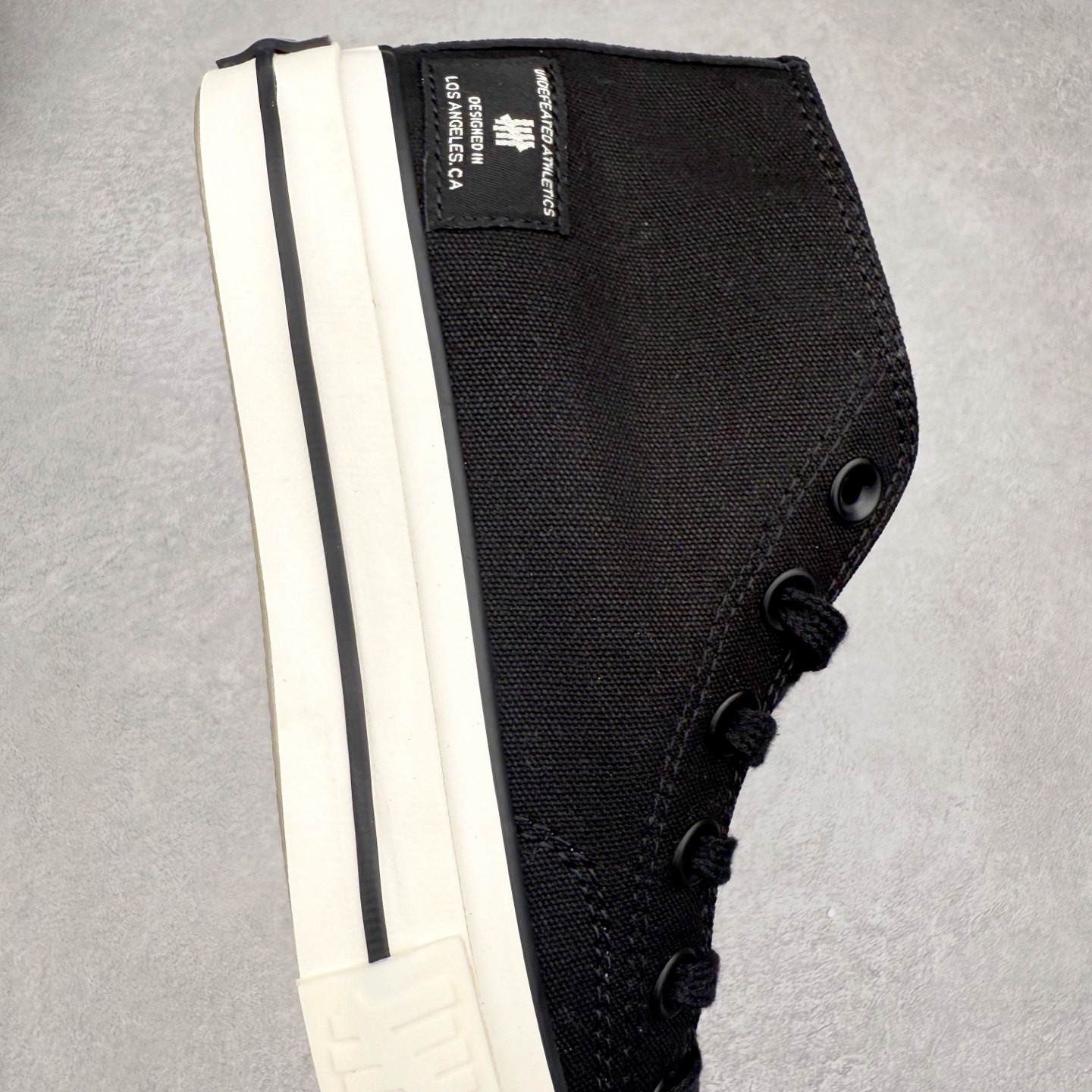 图片[6]-UNDEFEATED x Converse 1970S Mid 匡威联名 休闲复古中帮帆布鞋 鞋款采用Chuck 70 Mid 鞋型进行设计，在高帮与低帮中找到舒适与美观的平衡点，并沿袭前作中的UNDEFEATED标志性美学，再搭配鞋舌与后跟标处的5-Stike Logo编铭牌，联名标志处处可见，营造联名氛围之余更将质感拉满。 货号：172397C 绿迷彩 货号：A00673C 黑色 货号：A00670C 白色 尺码：35 36 36.5 37 37.5 38 39 39.5 40 41 41.5 42 42.5 43 44-选品中心