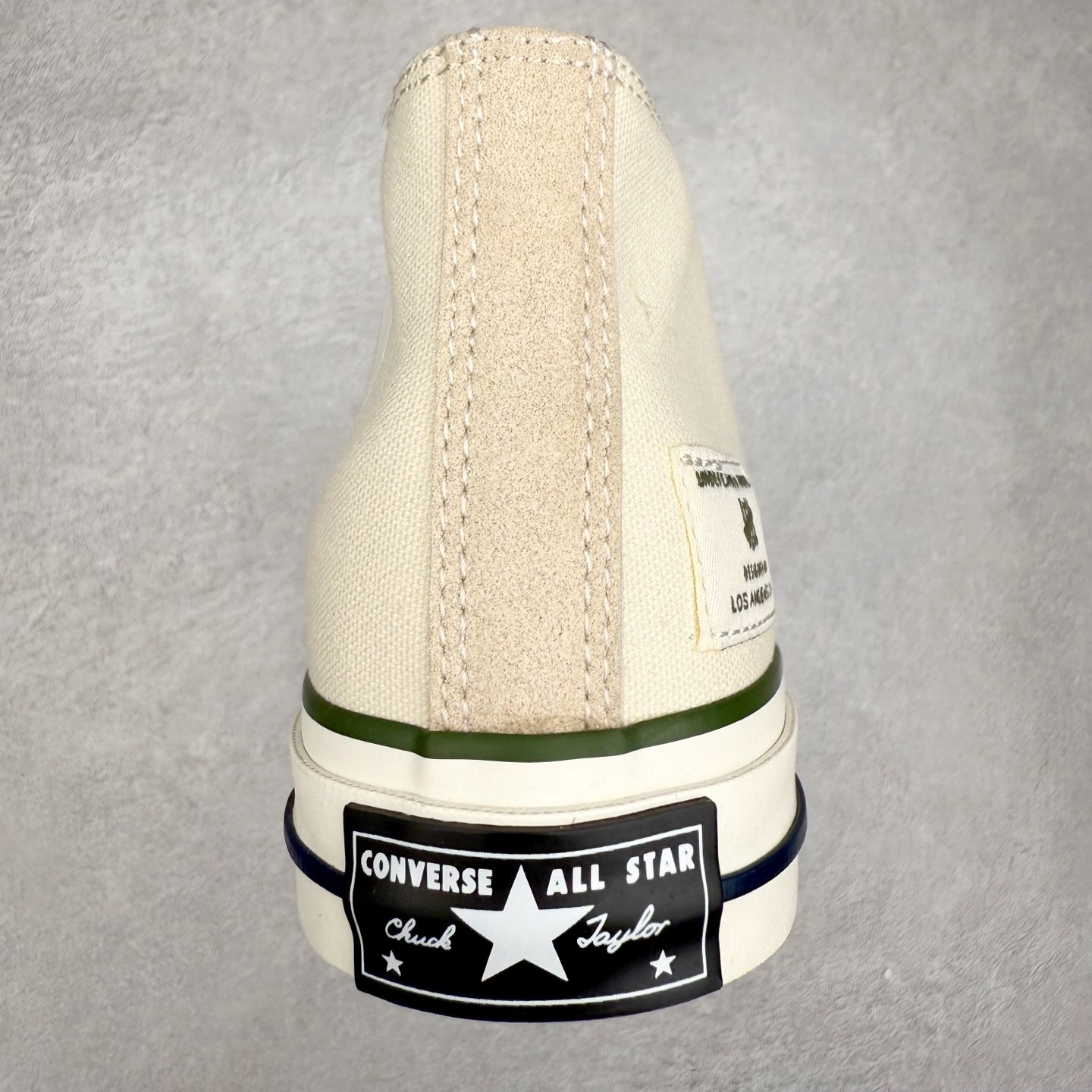 图片[8]-UNDEFEATED x Converse 1970S Mid 匡威联名 休闲复古中帮帆布鞋 鞋款采用Chuck 70 Mid 鞋型进行设计，在高帮与低帮中找到舒适与美观的平衡点，并沿袭前作中的UNDEFEATED标志性美学，再搭配鞋舌与后跟标处的5-Stike Logo编铭牌，联名标志处处可见，营造联名氛围之余更将质感拉满。 货号：172397C 绿迷彩 货号：A00673C 黑色 货号：A00670C 白色 尺码：35 36 36.5 37 37.5 38 39 39.5 40 41 41.5 42 42.5 43 44-选品中心