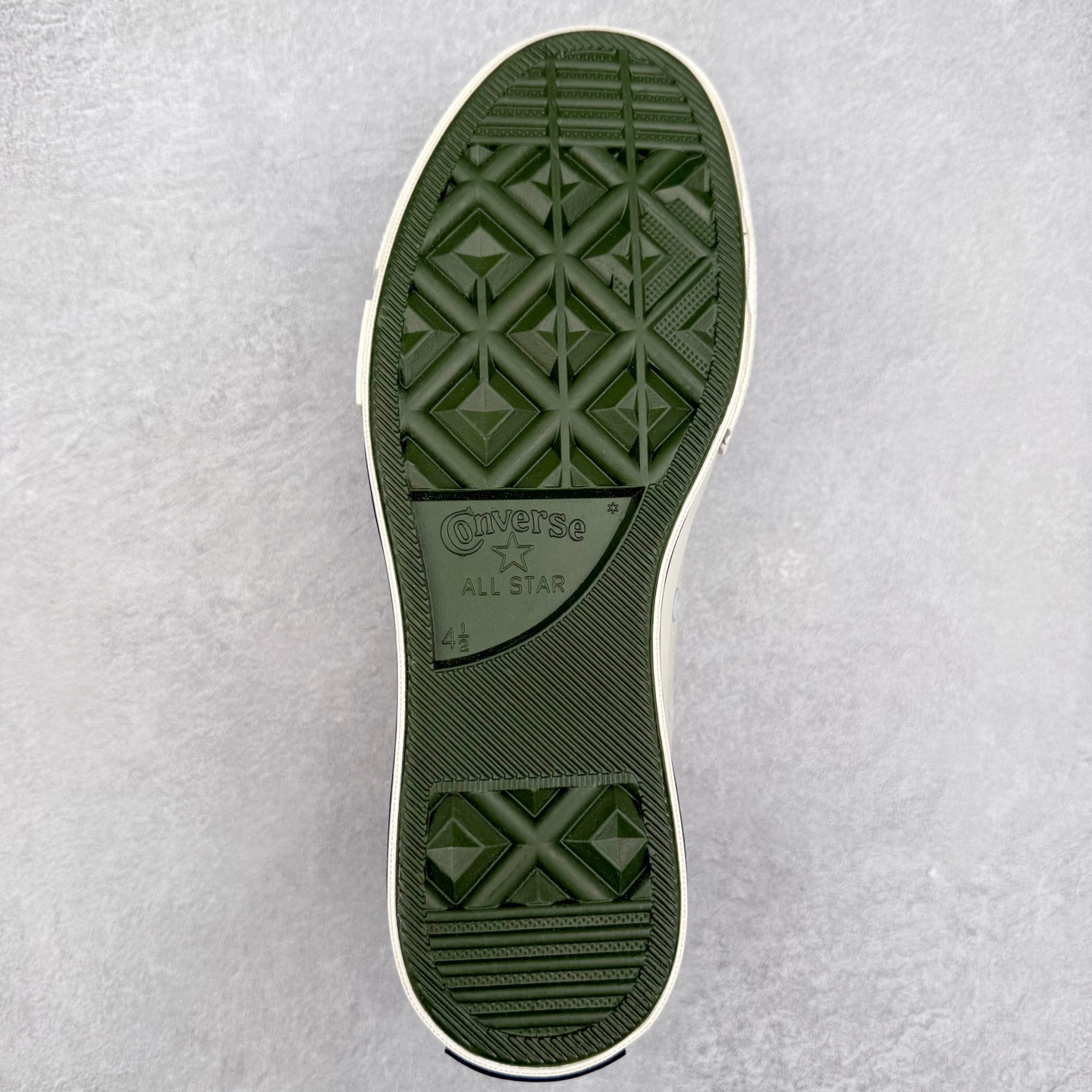 图片[9]-UNDEFEATED x Converse 1970S Mid 匡威联名 休闲复古中帮帆布鞋 鞋款采用Chuck 70 Mid 鞋型进行设计，在高帮与低帮中找到舒适与美观的平衡点，并沿袭前作中的UNDEFEATED标志性美学，再搭配鞋舌与后跟标处的5-Stike Logo编铭牌，联名标志处处可见，营造联名氛围之余更将质感拉满。 货号：172397C 绿迷彩 货号：A00673C 黑色 货号：A00670C 白色 尺码：35 36 36.5 37 37.5 38 39 39.5 40 41 41.5 42 42.5 43 44-选品中心