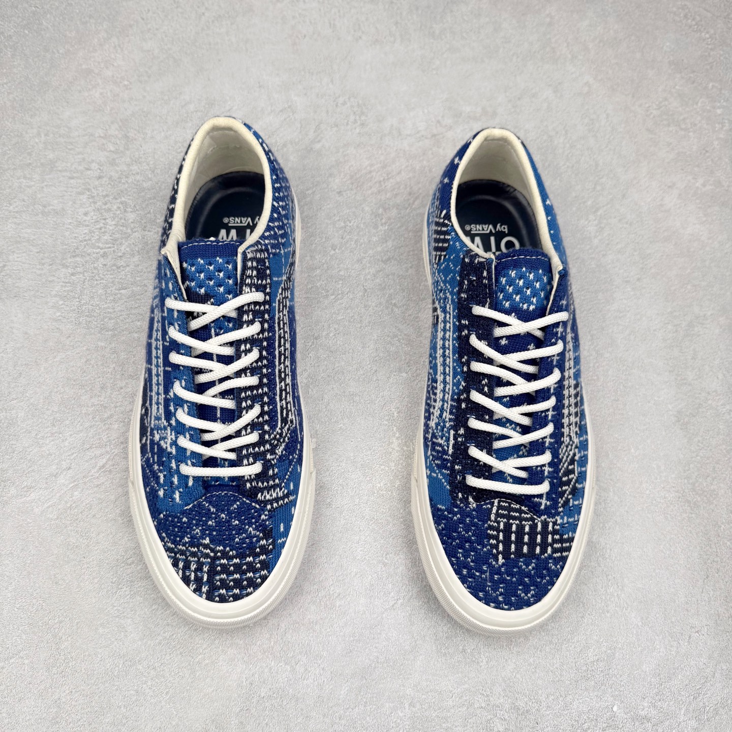 图片[2]-FDMTL x Vans Old Skool 36 OTW by Vans 联名 蓝色编织 高端支线 复古休闲百搭滑板鞋 本次合作延续双方对材质与文化细节的深入探索，灵感源自日本传统手工技艺刺子绣。OTW by Vans 高端支线与 FDMTL 在此基础上注入现代技艺，运用 Vans Engineered Knit 编织技术，将刺子绣的精致纹理织入鞋面之中，白色缝线与图案交织出更具层次的质感表达。 货号：VN000SHXBLU 尺码：35 36 36.5 37 38 38.5 39 40 40.5 41 42 42.5 43 44-选品中心