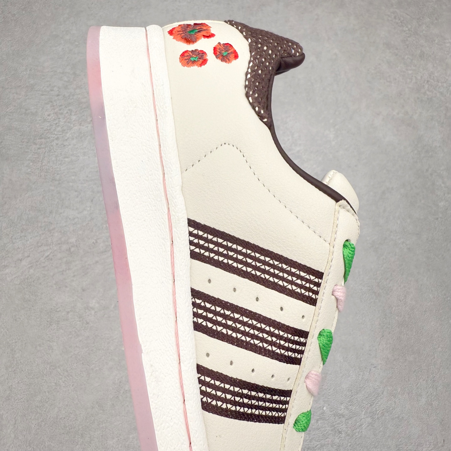 图片[6]-AD Originals Superstar 经典复古贝壳头板鞋 JH7759 诞生于1969年 是第一双将全皮面鞋 身与橡胶鞋头结合在一起的低帮篮球鞋 Superstar最开始 是作为高帮篮球鞋Pro Model的低帮版本而出现的 但因为其独特和醒目的橡胶鞋头造型而让大家熟知 被大家形象地称为\\\”shelltoe\\\”贝壳头 在70年代的美国职业篮球场上 接近3/4的NBA球员都将这双Superstar作为场上用鞋 80年代之后 经过不断的改良和发展 Superstar逐渐成为横跨时装、音乐、街头文化、休闲和运动等各大领域的时尚潮鞋 尺码：36 36.5 37 38 38.5 39 40 40.5 41 42 42.5 43 44 44.5 45-选品中心