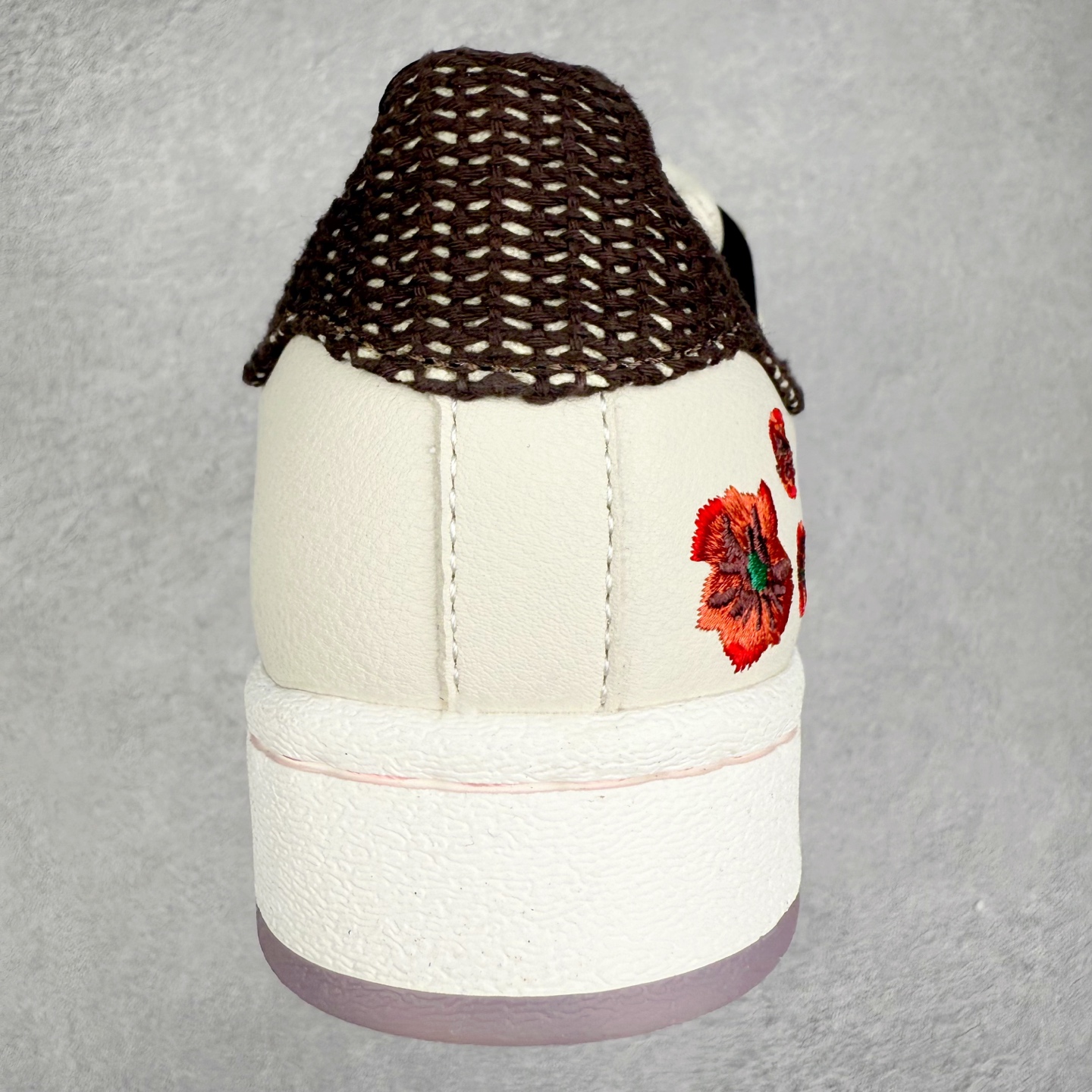 图片[8]-AD Originals Superstar 经典复古贝壳头板鞋 JH7759 诞生于1969年 是第一双将全皮面鞋 身与橡胶鞋头结合在一起的低帮篮球鞋 Superstar最开始 是作为高帮篮球鞋Pro Model的低帮版本而出现的 但因为其独特和醒目的橡胶鞋头造型而让大家熟知 被大家形象地称为\\\”shelltoe\\\”贝壳头 在70年代的美国职业篮球场上 接近3/4的NBA球员都将这双Superstar作为场上用鞋 80年代之后 经过不断的改良和发展 Superstar逐渐成为横跨时装、音乐、街头文化、休闲和运动等各大领域的时尚潮鞋 尺码：36 36.5 37 38 38.5 39 40 40.5 41 42 42.5 43 44 44.5 45-选品中心