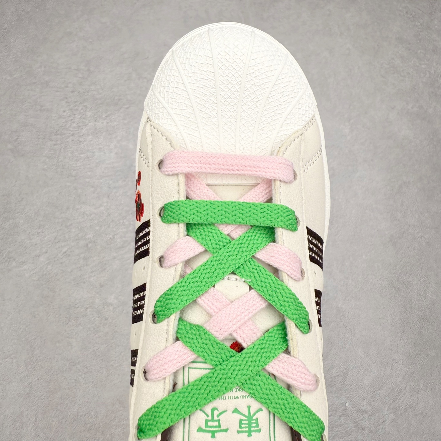 图片[4]-AD Originals Superstar 经典复古贝壳头板鞋 JH7759 诞生于1969年 是第一双将全皮面鞋 身与橡胶鞋头结合在一起的低帮篮球鞋 Superstar最开始 是作为高帮篮球鞋Pro Model的低帮版本而出现的 但因为其独特和醒目的橡胶鞋头造型而让大家熟知 被大家形象地称为\\\”shelltoe\\\”贝壳头 在70年代的美国职业篮球场上 接近3/4的NBA球员都将这双Superstar作为场上用鞋 80年代之后 经过不断的改良和发展 Superstar逐渐成为横跨时装、音乐、街头文化、休闲和运动等各大领域的时尚潮鞋 尺码：36 36.5 37 38 38.5 39 40 40.5 41 42 42.5 43 44 44.5 45-选品中心