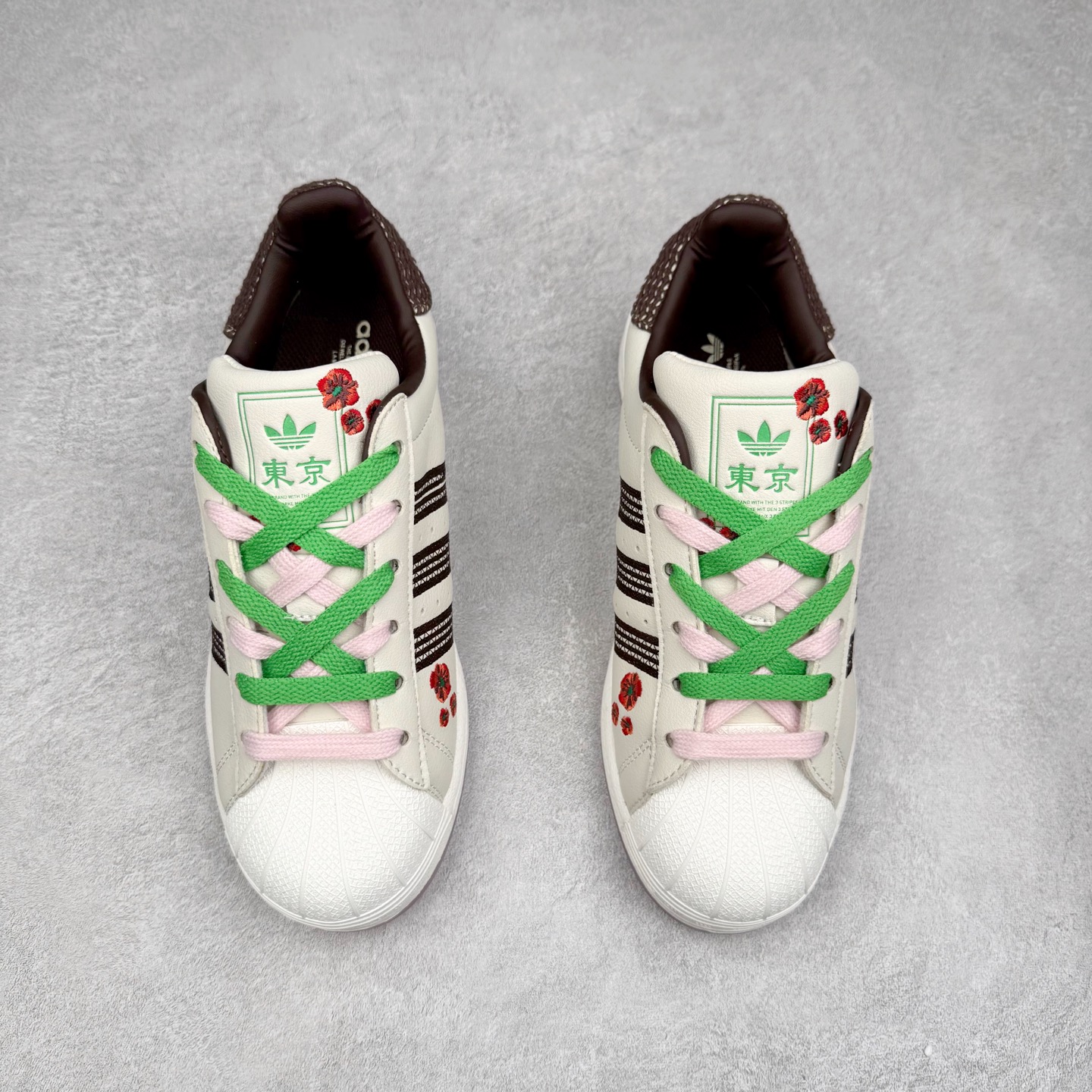 图片[2]-AD Originals Superstar 经典复古贝壳头板鞋 JH7759 诞生于1969年 是第一双将全皮面鞋 身与橡胶鞋头结合在一起的低帮篮球鞋 Superstar最开始 是作为高帮篮球鞋Pro Model的低帮版本而出现的 但因为其独特和醒目的橡胶鞋头造型而让大家熟知 被大家形象地称为\\\”shelltoe\\\”贝壳头 在70年代的美国职业篮球场上 接近3/4的NBA球员都将这双Superstar作为场上用鞋 80年代之后 经过不断的改良和发展 Superstar逐渐成为横跨时装、音乐、街头文化、休闲和运动等各大领域的时尚潮鞋 尺码：36 36.5 37 38 38.5 39 40 40.5 41 42 42.5 43 44 44.5 45-选品中心