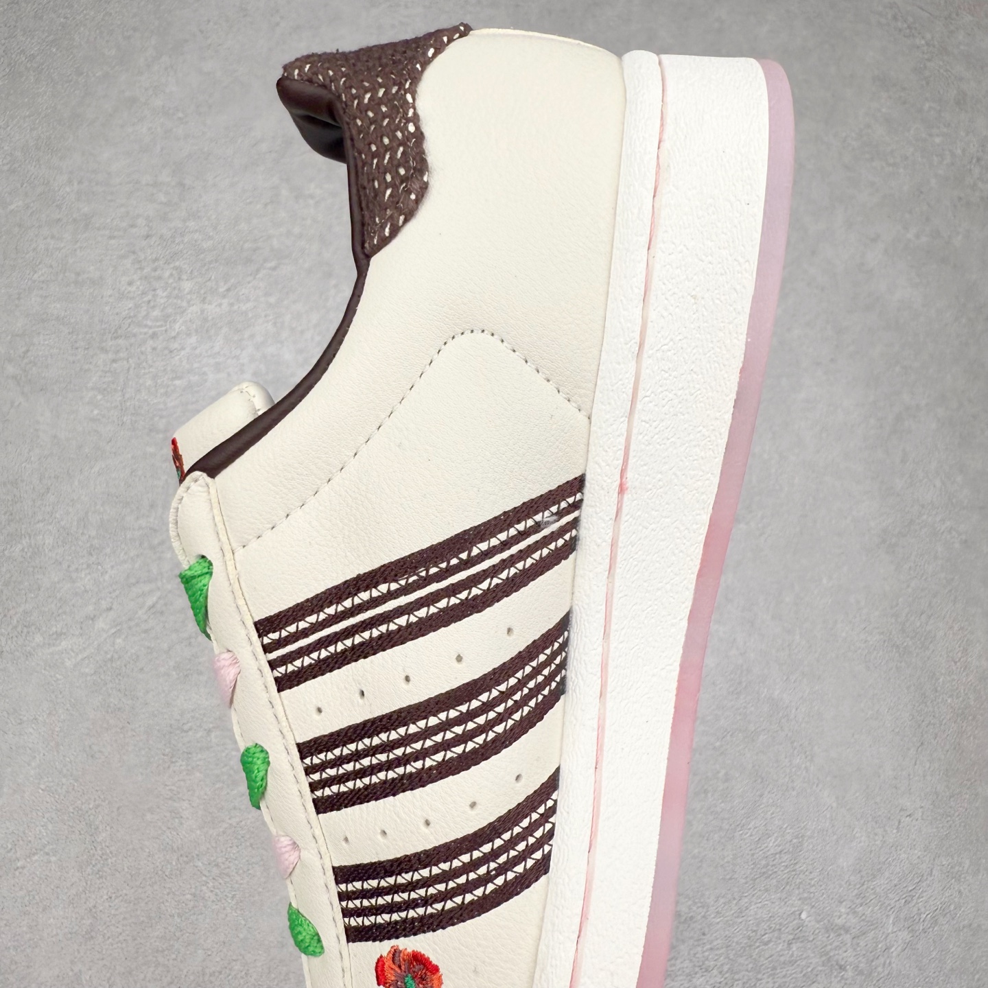 图片[7]-AD Originals Superstar 经典复古贝壳头板鞋 JH7759 诞生于1969年 是第一双将全皮面鞋 身与橡胶鞋头结合在一起的低帮篮球鞋 Superstar最开始 是作为高帮篮球鞋Pro Model的低帮版本而出现的 但因为其独特和醒目的橡胶鞋头造型而让大家熟知 被大家形象地称为\\\”shelltoe\\\”贝壳头 在70年代的美国职业篮球场上 接近3/4的NBA球员都将这双Superstar作为场上用鞋 80年代之后 经过不断的改良和发展 Superstar逐渐成为横跨时装、音乐、街头文化、休闲和运动等各大领域的时尚潮鞋 尺码：36 36.5 37 38 38.5 39 40 40.5 41 42 42.5 43 44 44.5 45-选品中心