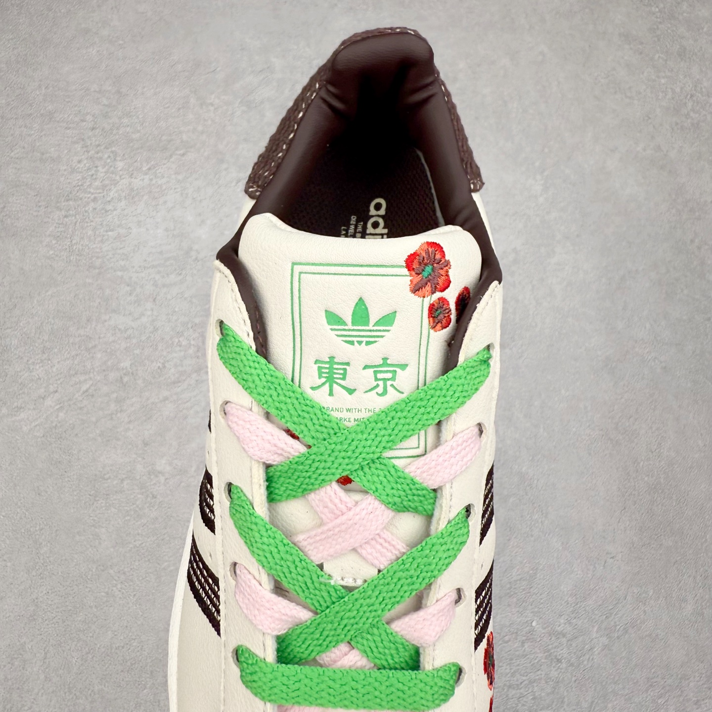 图片[5]-AD Originals Superstar 经典复古贝壳头板鞋 JH7759 诞生于1969年 是第一双将全皮面鞋 身与橡胶鞋头结合在一起的低帮篮球鞋 Superstar最开始 是作为高帮篮球鞋Pro Model的低帮版本而出现的 但因为其独特和醒目的橡胶鞋头造型而让大家熟知 被大家形象地称为\\\”shelltoe\\\”贝壳头 在70年代的美国职业篮球场上 接近3/4的NBA球员都将这双Superstar作为场上用鞋 80年代之后 经过不断的改良和发展 Superstar逐渐成为横跨时装、音乐、街头文化、休闲和运动等各大领域的时尚潮鞋 尺码：36 36.5 37 38 38.5 39 40 40.5 41 42 42.5 43 44 44.5 45-选品中心