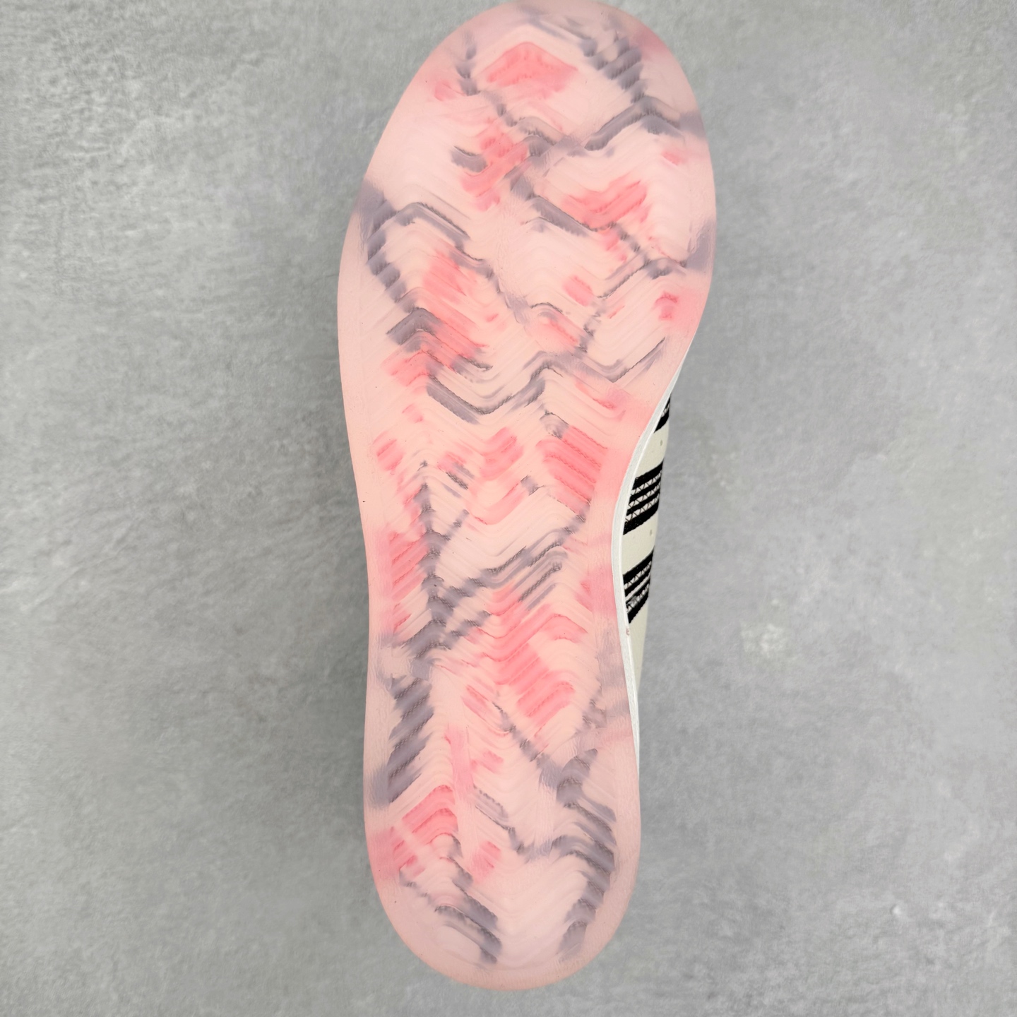 图片[9]-AD Originals Superstar 经典复古贝壳头板鞋 JH7759 诞生于1969年 是第一双将全皮面鞋 身与橡胶鞋头结合在一起的低帮篮球鞋 Superstar最开始 是作为高帮篮球鞋Pro Model的低帮版本而出现的 但因为其独特和醒目的橡胶鞋头造型而让大家熟知 被大家形象地称为\\\”shelltoe\\\”贝壳头 在70年代的美国职业篮球场上 接近3/4的NBA球员都将这双Superstar作为场上用鞋 80年代之后 经过不断的改良和发展 Superstar逐渐成为横跨时装、音乐、街头文化、休闲和运动等各大领域的时尚潮鞋 尺码：36 36.5 37 38 38.5 39 40 40.5 41 42 42.5 43 44 44.5 45-选品中心