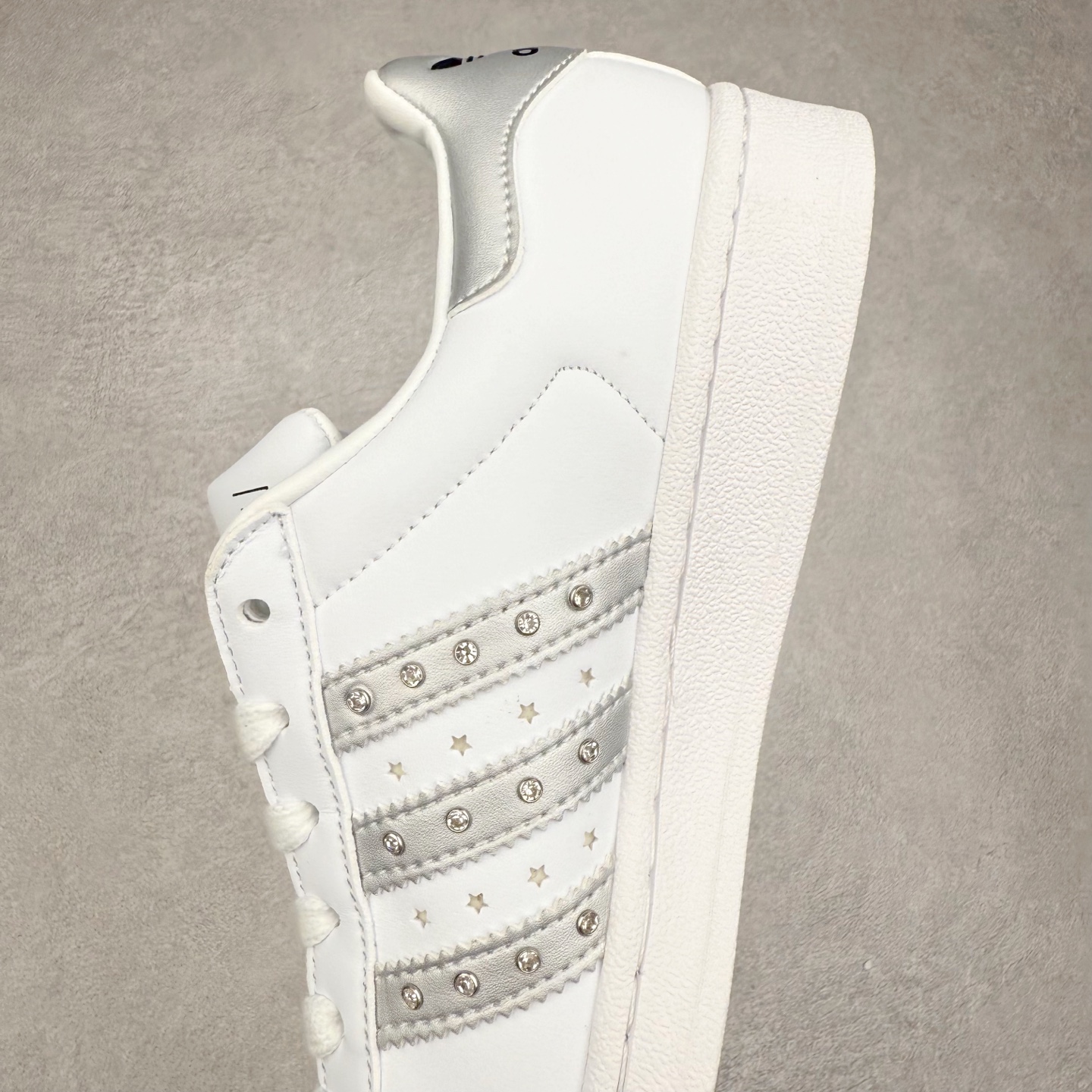 图片[7]-AD Originals Superstar 经典复古贝壳头板鞋 JR4505 诞生于1969年 是第一双将全皮面鞋 身与橡胶鞋头结合在一起的低帮篮球鞋 Superstar最开始 是作为高帮篮球鞋Pro Model的低帮版本而出现的 但因为其独特和醒目的橡胶鞋头造型而让大家熟知 被大家形象地称为\\\”shelltoe\\\”贝壳头 在70年代的美国职业篮球场上 接近3/4的NBA球员都将这双Superstar作为场上用鞋 80年代之后 经过不断的改良和发展 Superstar逐渐成为横跨时装、音乐、街头文化、休闲和运动等各大领域的时尚潮鞋 尺码：36 36.5 37 38 38.5 39 40 40.5 41 42 42.5 43 44 44.5 45-选品中心