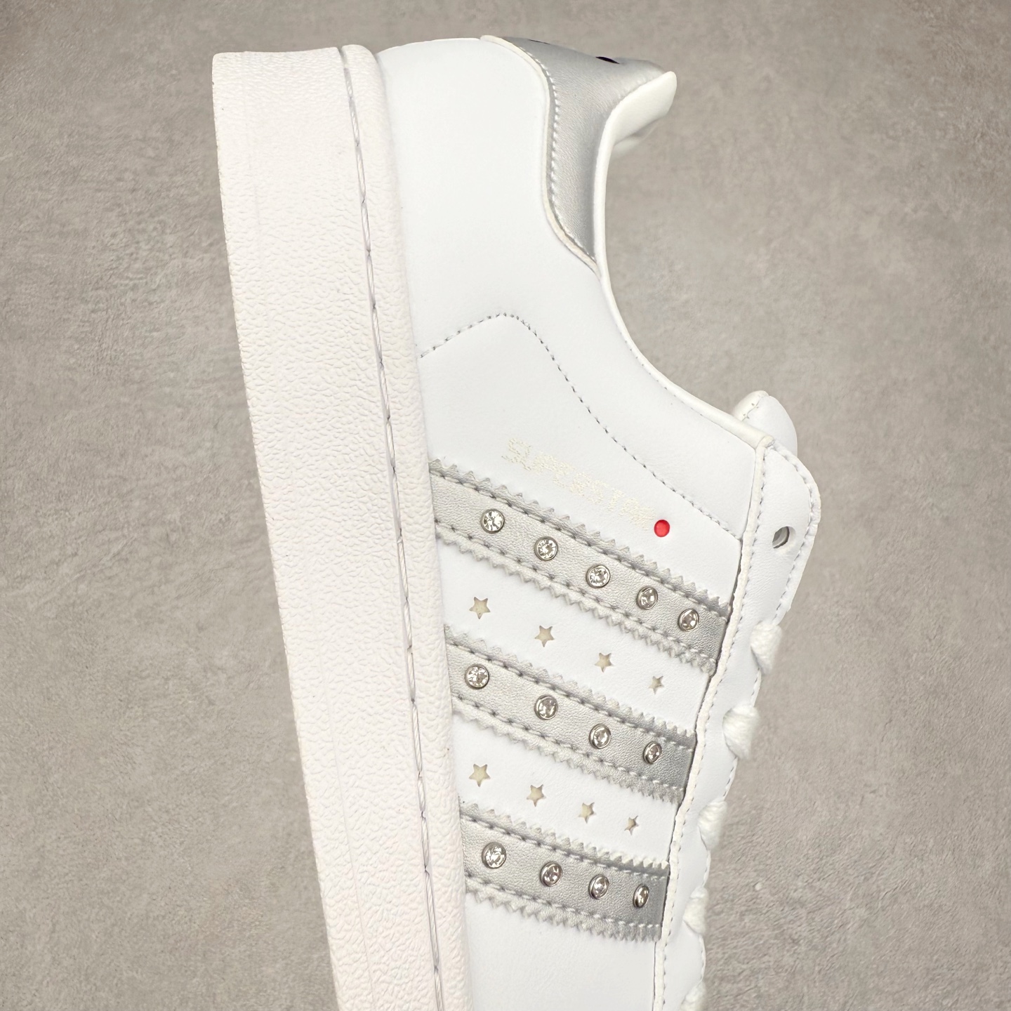 图片[6]-AD Originals Superstar 经典复古贝壳头板鞋 JR4505 诞生于1969年 是第一双将全皮面鞋 身与橡胶鞋头结合在一起的低帮篮球鞋 Superstar最开始 是作为高帮篮球鞋Pro Model的低帮版本而出现的 但因为其独特和醒目的橡胶鞋头造型而让大家熟知 被大家形象地称为\\\”shelltoe\\\”贝壳头 在70年代的美国职业篮球场上 接近3/4的NBA球员都将这双Superstar作为场上用鞋 80年代之后 经过不断的改良和发展 Superstar逐渐成为横跨时装、音乐、街头文化、休闲和运动等各大领域的时尚潮鞋 尺码：36 36.5 37 38 38.5 39 40 40.5 41 42 42.5 43 44 44.5 45-选品中心