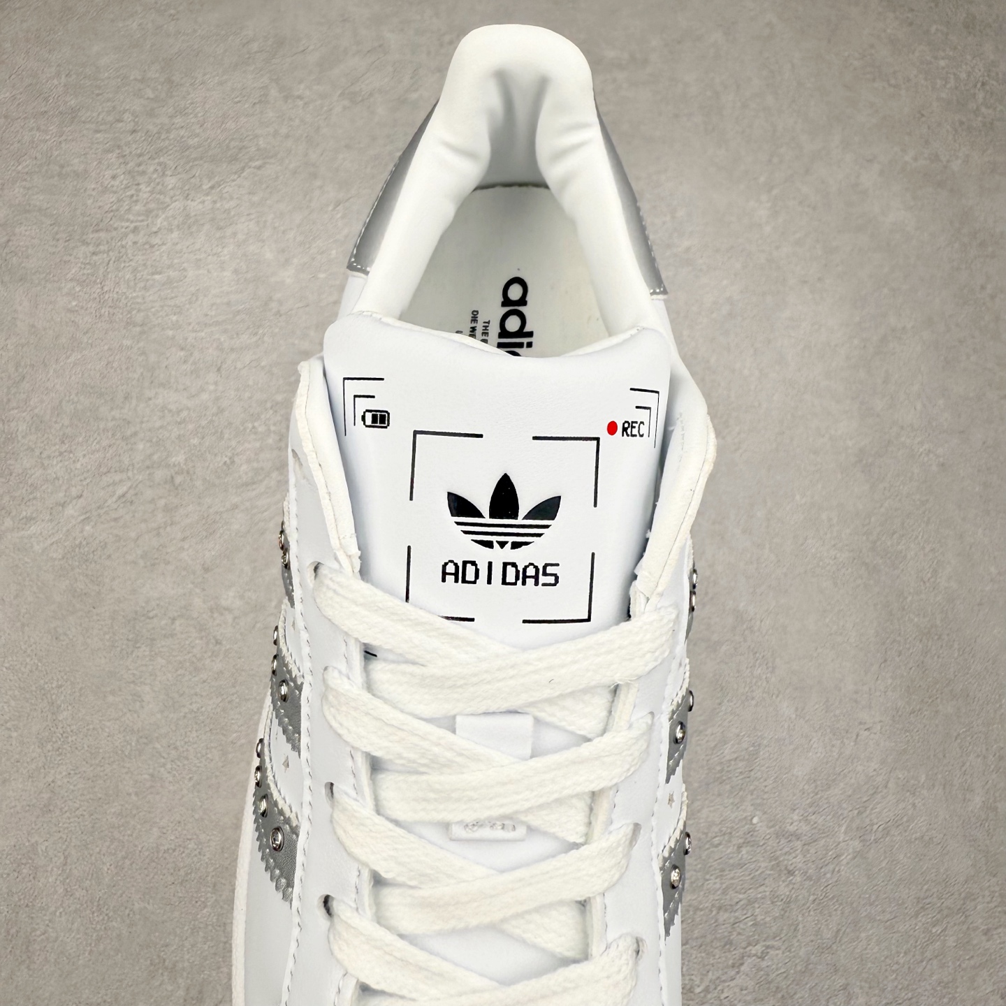 图片[5]-AD Originals Superstar 经典复古贝壳头板鞋 JR4505 诞生于1969年 是第一双将全皮面鞋 身与橡胶鞋头结合在一起的低帮篮球鞋 Superstar最开始 是作为高帮篮球鞋Pro Model的低帮版本而出现的 但因为其独特和醒目的橡胶鞋头造型而让大家熟知 被大家形象地称为\\\”shelltoe\\\”贝壳头 在70年代的美国职业篮球场上 接近3/4的NBA球员都将这双Superstar作为场上用鞋 80年代之后 经过不断的改良和发展 Superstar逐渐成为横跨时装、音乐、街头文化、休闲和运动等各大领域的时尚潮鞋 尺码：36 36.5 37 38 38.5 39 40 40.5 41 42 42.5 43 44 44.5 45-选品中心