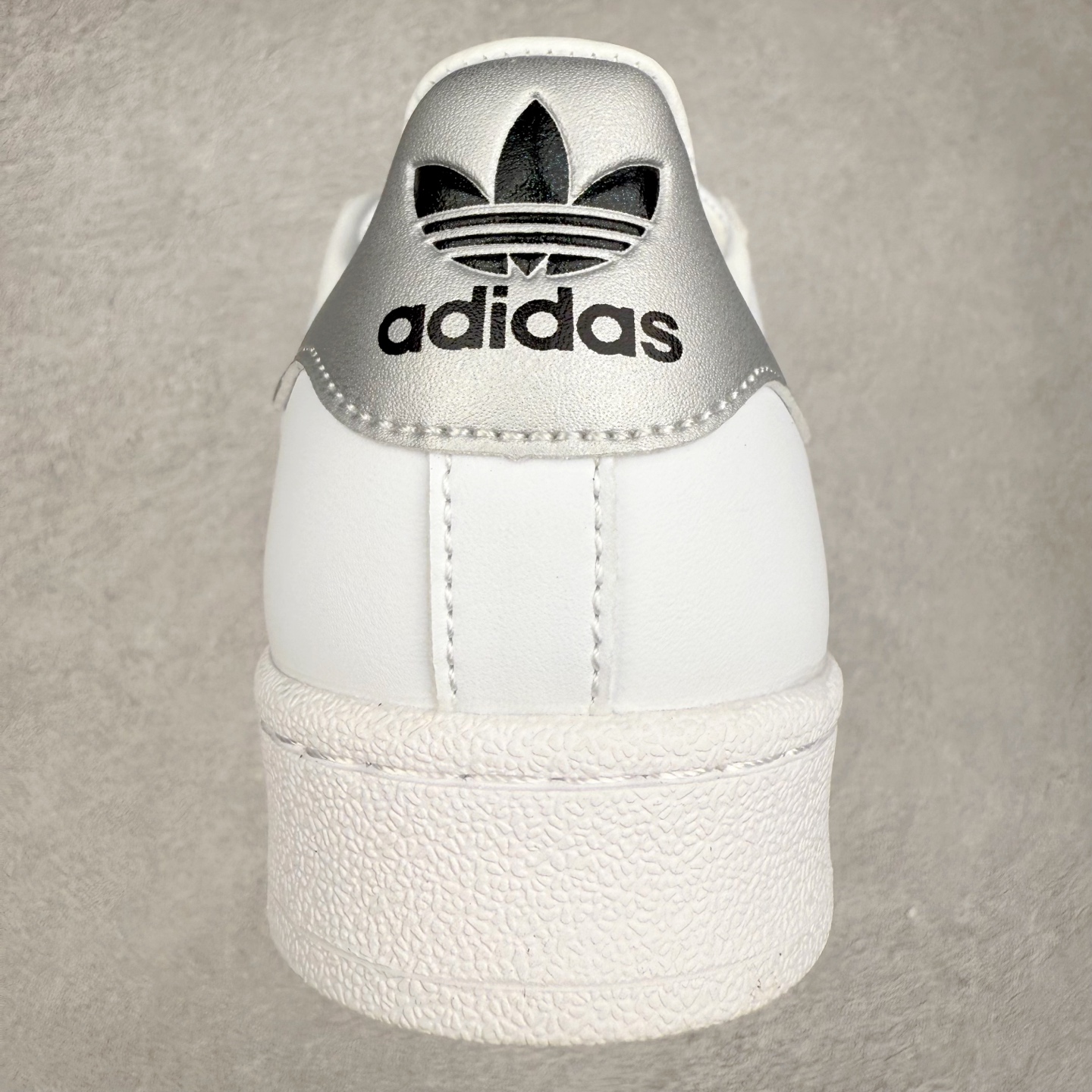 图片[8]-AD Originals Superstar 经典复古贝壳头板鞋 JR4505 诞生于1969年 是第一双将全皮面鞋 身与橡胶鞋头结合在一起的低帮篮球鞋 Superstar最开始 是作为高帮篮球鞋Pro Model的低帮版本而出现的 但因为其独特和醒目的橡胶鞋头造型而让大家熟知 被大家形象地称为\\\”shelltoe\\\”贝壳头 在70年代的美国职业篮球场上 接近3/4的NBA球员都将这双Superstar作为场上用鞋 80年代之后 经过不断的改良和发展 Superstar逐渐成为横跨时装、音乐、街头文化、休闲和运动等各大领域的时尚潮鞋 尺码：36 36.5 37 38 38.5 39 40 40.5 41 42 42.5 43 44 44.5 45-选品中心