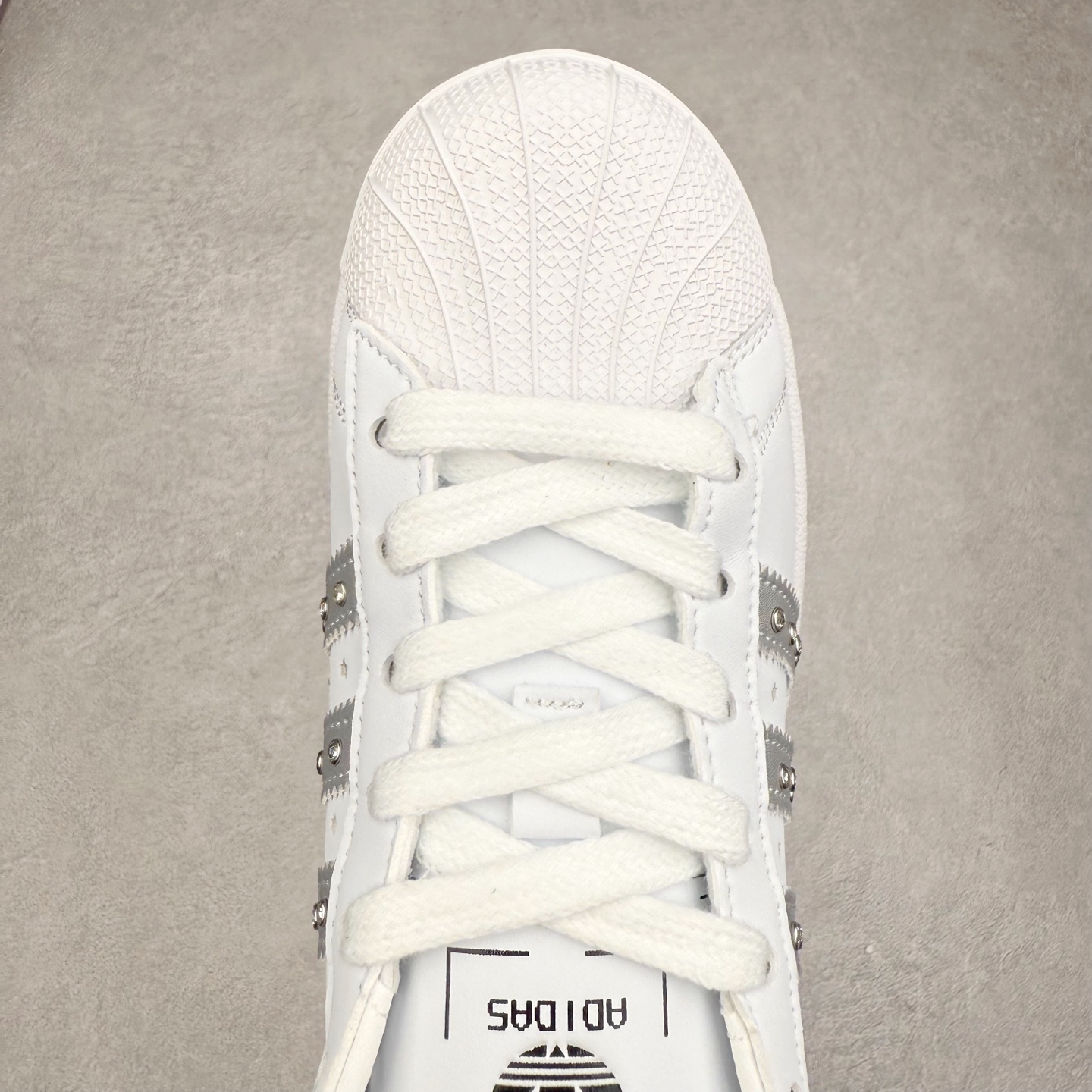 图片[4]-AD Originals Superstar 经典复古贝壳头板鞋 JR4505 诞生于1969年 是第一双将全皮面鞋 身与橡胶鞋头结合在一起的低帮篮球鞋 Superstar最开始 是作为高帮篮球鞋Pro Model的低帮版本而出现的 但因为其独特和醒目的橡胶鞋头造型而让大家熟知 被大家形象地称为\\\”shelltoe\\\”贝壳头 在70年代的美国职业篮球场上 接近3/4的NBA球员都将这双Superstar作为场上用鞋 80年代之后 经过不断的改良和发展 Superstar逐渐成为横跨时装、音乐、街头文化、休闲和运动等各大领域的时尚潮鞋 尺码：36 36.5 37 38 38.5 39 40 40.5 41 42 42.5 43 44 44.5 45-选品中心