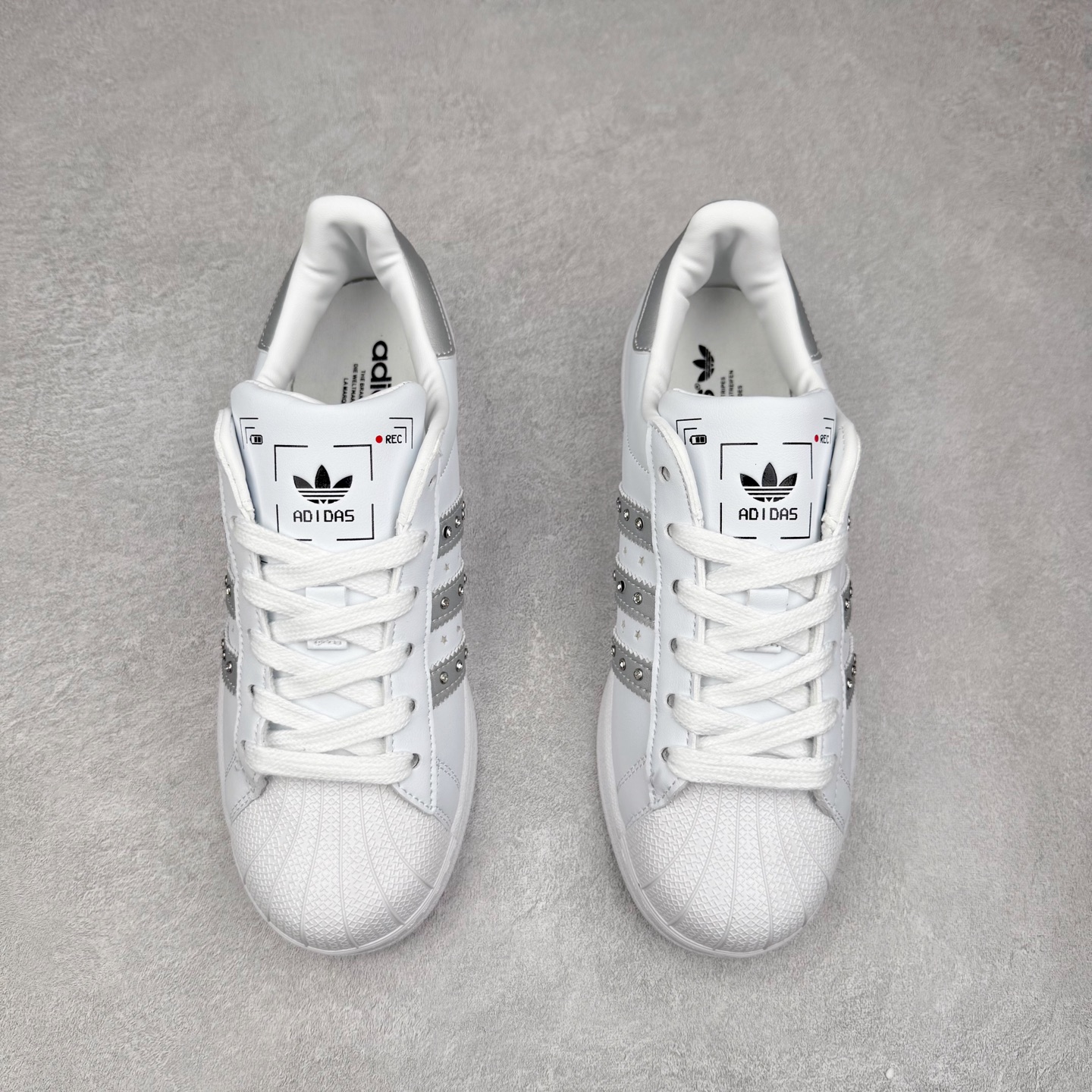 图片[2]-AD Originals Superstar 经典复古贝壳头板鞋 JR4505 诞生于1969年 是第一双将全皮面鞋 身与橡胶鞋头结合在一起的低帮篮球鞋 Superstar最开始 是作为高帮篮球鞋Pro Model的低帮版本而出现的 但因为其独特和醒目的橡胶鞋头造型而让大家熟知 被大家形象地称为\\\”shelltoe\\\”贝壳头 在70年代的美国职业篮球场上 接近3/4的NBA球员都将这双Superstar作为场上用鞋 80年代之后 经过不断的改良和发展 Superstar逐渐成为横跨时装、音乐、街头文化、休闲和运动等各大领域的时尚潮鞋 尺码：36 36.5 37 38 38.5 39 40 40.5 41 42 42.5 43 44 44.5 45-选品中心