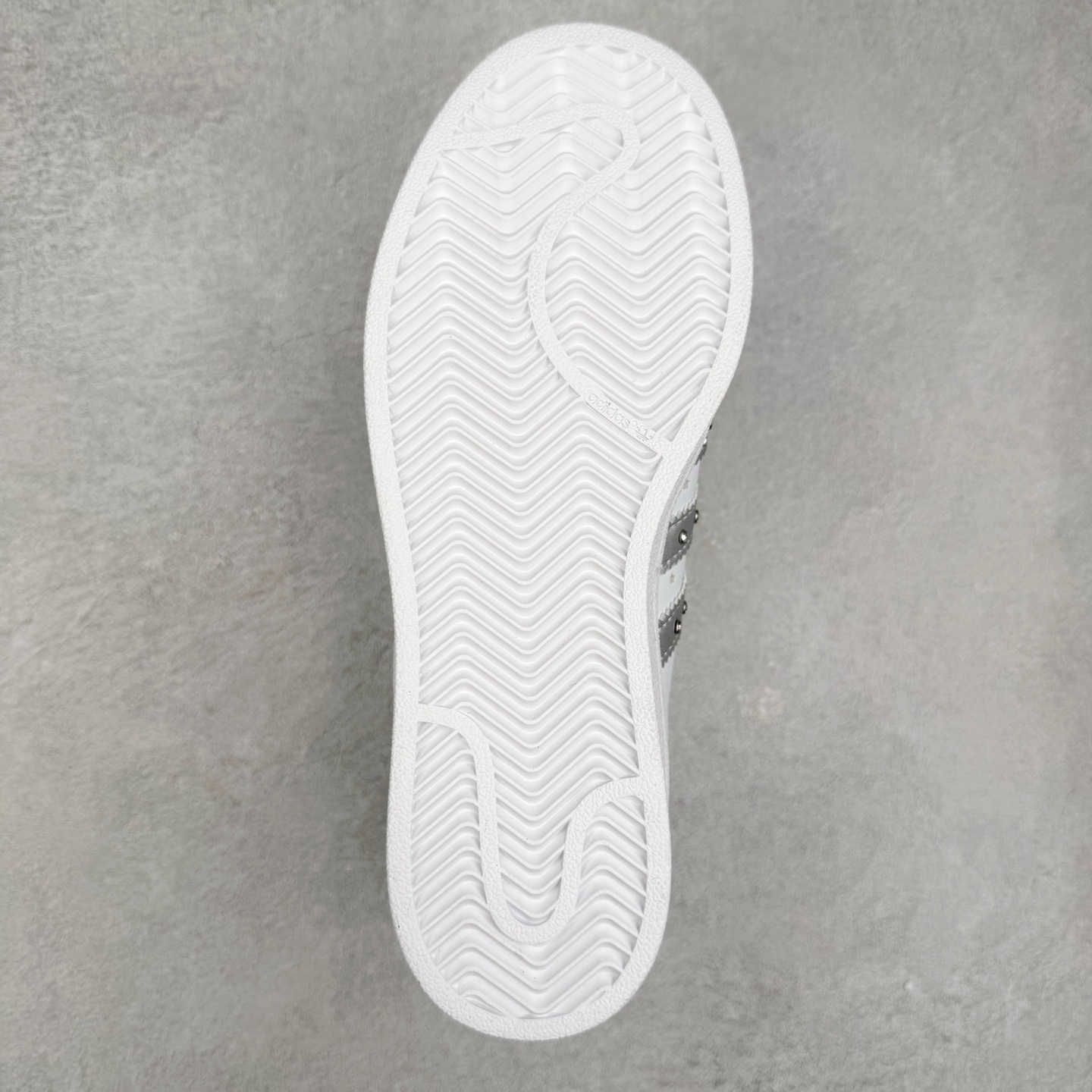 图片[9]-AD Originals Superstar 经典复古贝壳头板鞋 JR4505 诞生于1969年 是第一双将全皮面鞋 身与橡胶鞋头结合在一起的低帮篮球鞋 Superstar最开始 是作为高帮篮球鞋Pro Model的低帮版本而出现的 但因为其独特和醒目的橡胶鞋头造型而让大家熟知 被大家形象地称为\\\”shelltoe\\\”贝壳头 在70年代的美国职业篮球场上 接近3/4的NBA球员都将这双Superstar作为场上用鞋 80年代之后 经过不断的改良和发展 Superstar逐渐成为横跨时装、音乐、街头文化、休闲和运动等各大领域的时尚潮鞋 尺码：36 36.5 37 38 38.5 39 40 40.5 41 42 42.5 43 44 44.5 45-选品中心