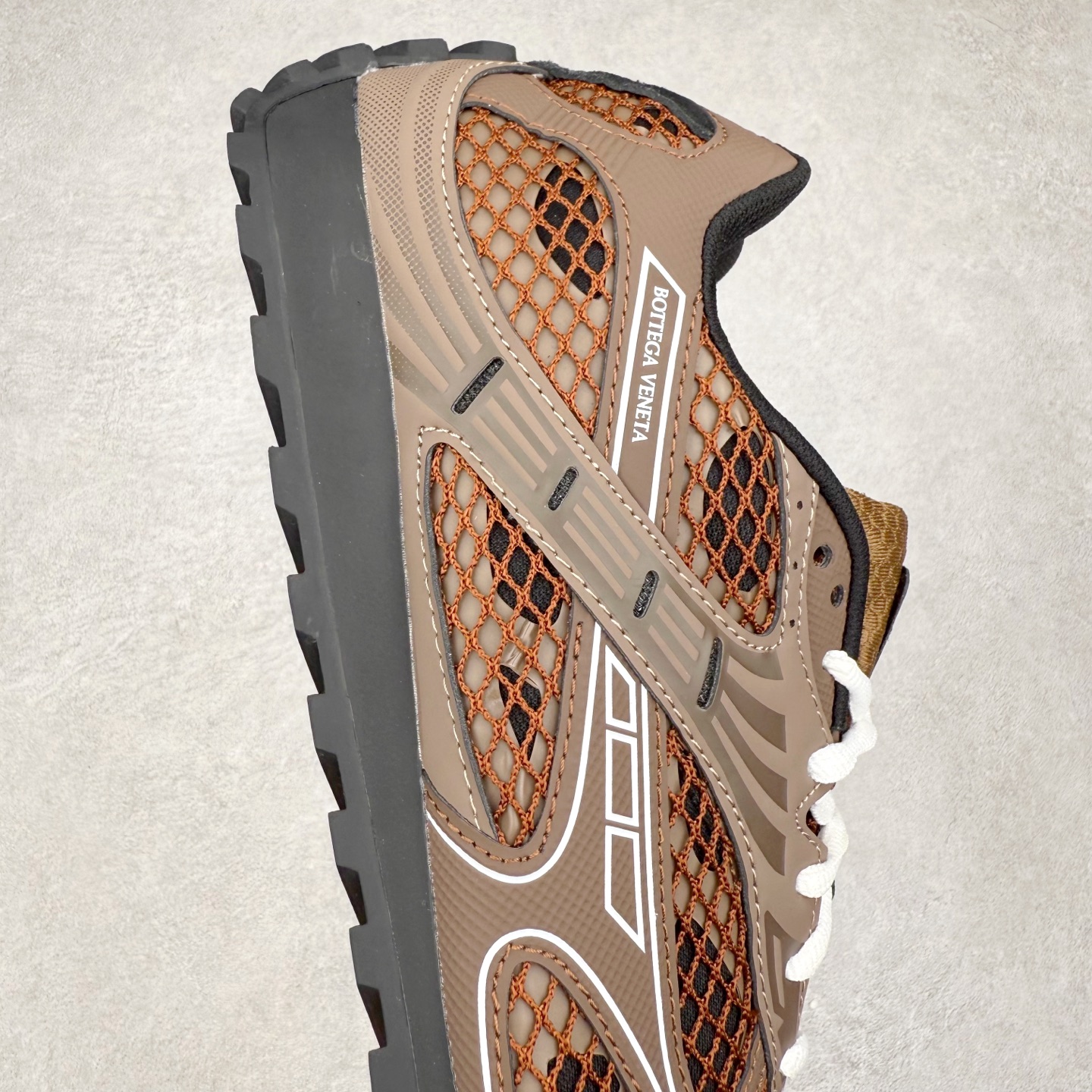 图片[6]-BOTTEGA VENETA Orbit Runner BV葆蝶家时尚休闲王一博同款老爹鞋运动鞋 原版开发 一比一打造 相似度百分之99以上 市场一梯队级别品质 区别市场任何标文顶级品质版本 采用轻质科技网布面料 搭配几何图案设计橡胶外底 王炸系列 高版本 认准套包工艺 实际增高很多哦 还是一样显腿细非常nice 耐玩耐造 对标对版 套包鞋工艺 认准高版本 大底选用拼色TPU大底 配置原版包装 尺码：35 36 37 38 39 40 41 42 43 44 45-选品中心