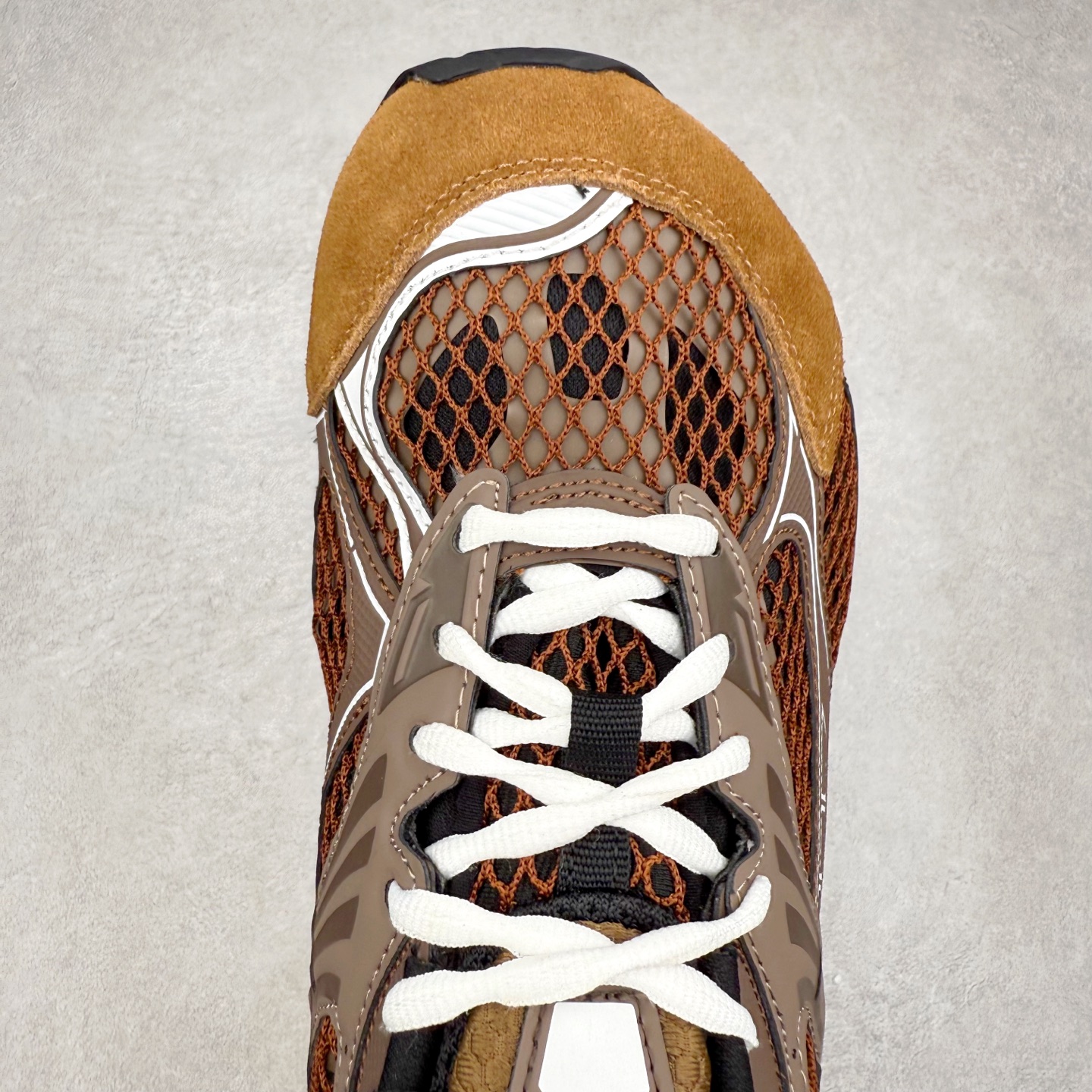 图片[4]-BOTTEGA VENETA Orbit Runner BV葆蝶家时尚休闲王一博同款老爹鞋运动鞋 原版开发 一比一打造 相似度百分之99以上 市场一梯队级别品质 区别市场任何标文顶级品质版本 采用轻质科技网布面料 搭配几何图案设计橡胶外底 王炸系列 高版本 认准套包工艺 实际增高很多哦 还是一样显腿细非常nice 耐玩耐造 对标对版 套包鞋工艺 认准高版本 大底选用拼色TPU大底 配置原版包装 尺码：35 36 37 38 39 40 41 42 43 44 45-选品中心