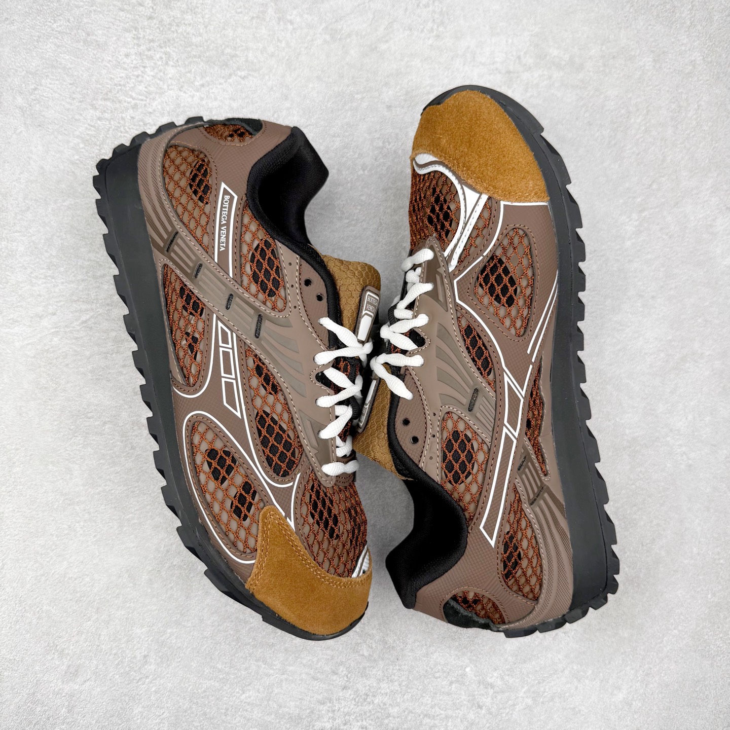 图片[3]-BOTTEGA VENETA Orbit Runner BV葆蝶家时尚休闲王一博同款老爹鞋运动鞋 原版开发 一比一打造 相似度百分之99以上 市场一梯队级别品质 区别市场任何标文顶级品质版本 采用轻质科技网布面料 搭配几何图案设计橡胶外底 王炸系列 高版本 认准套包工艺 实际增高很多哦 还是一样显腿细非常nice 耐玩耐造 对标对版 套包鞋工艺 认准高版本 大底选用拼色TPU大底 配置原版包装 尺码：35 36 37 38 39 40 41 42 43 44 45-选品中心