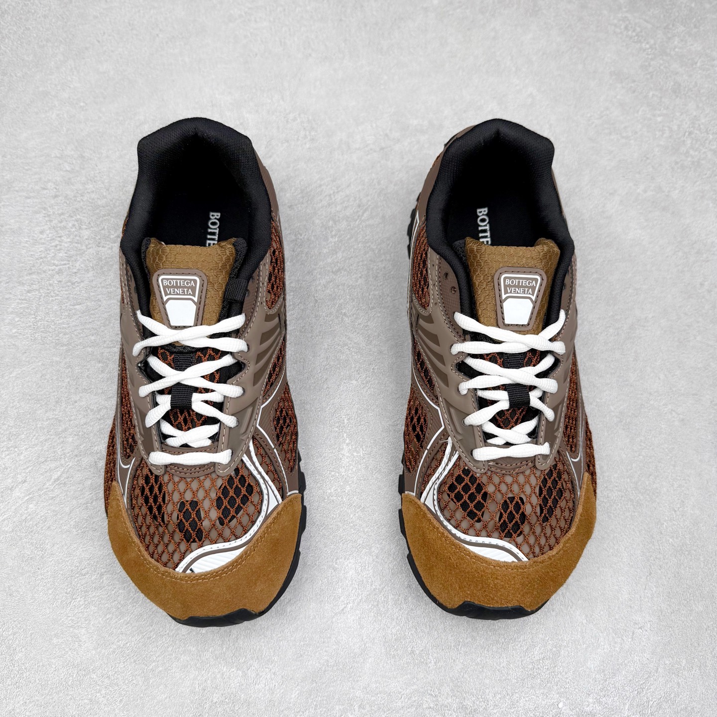 图片[2]-BOTTEGA VENETA Orbit Runner BV葆蝶家时尚休闲王一博同款老爹鞋运动鞋 原版开发 一比一打造 相似度百分之99以上 市场一梯队级别品质 区别市场任何标文顶级品质版本 采用轻质科技网布面料 搭配几何图案设计橡胶外底 王炸系列 高版本 认准套包工艺 实际增高很多哦 还是一样显腿细非常nice 耐玩耐造 对标对版 套包鞋工艺 认准高版本 大底选用拼色TPU大底 配置原版包装 尺码：35 36 37 38 39 40 41 42 43 44 45-选品中心