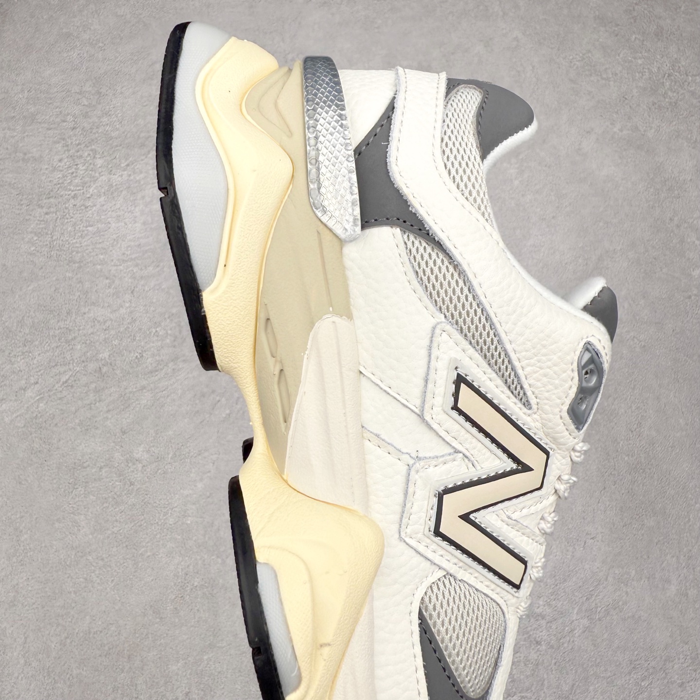 图片[6]-New Balance NB9060 复古运动鞋 新百伦又带来了新鞋型 并且是与芝加哥街头品牌 Joe Freshgoods 的联名款 鞋身主体采用了类似 990 系列的设计风格 与传统复古慢跑鞋区别不大 最大的变化就是鞋底部分 在传统设计的中底外层 增加了多个分区的模块 圆润的线条设计与我们熟悉的 New Balance 风格截然不同 但与同样充满弧形线条的鞋面搭配 看起来毫无违和感 尺码：36-45-选品中心