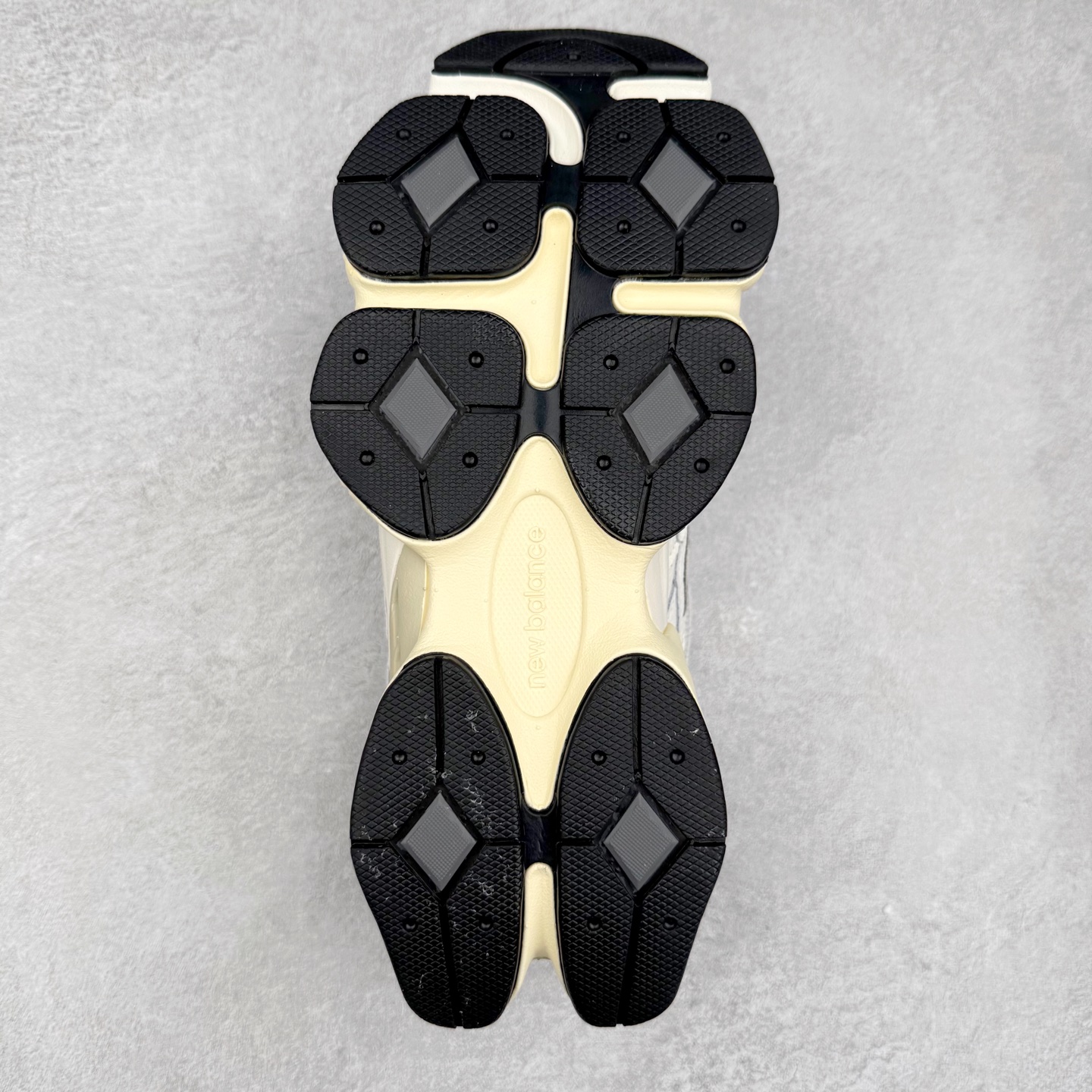 图片[9]-New Balance NB9060 复古运动鞋 新百伦又带来了新鞋型 并且是与芝加哥街头品牌 Joe Freshgoods 的联名款 鞋身主体采用了类似 990 系列的设计风格 与传统复古慢跑鞋区别不大 最大的变化就是鞋底部分 在传统设计的中底外层 增加了多个分区的模块 圆润的线条设计与我们熟悉的 New Balance 风格截然不同 但与同样充满弧形线条的鞋面搭配 看起来毫无违和感 尺码：36-45-选品中心