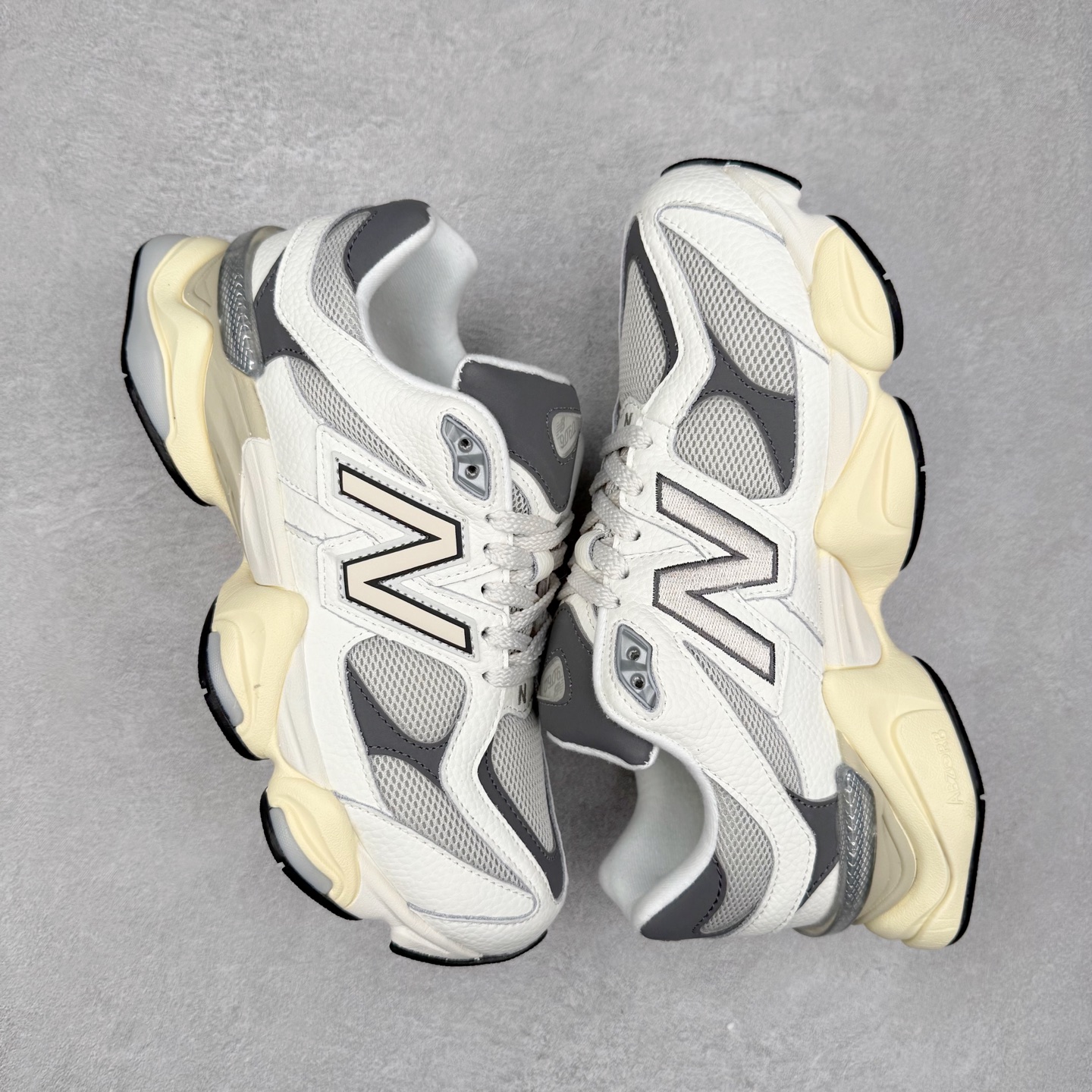 图片[3]-New Balance NB9060 复古运动鞋 新百伦又带来了新鞋型 并且是与芝加哥街头品牌 Joe Freshgoods 的联名款 鞋身主体采用了类似 990 系列的设计风格 与传统复古慢跑鞋区别不大 最大的变化就是鞋底部分 在传统设计的中底外层 增加了多个分区的模块 圆润的线条设计与我们熟悉的 New Balance 风格截然不同 但与同样充满弧形线条的鞋面搭配 看起来毫无违和感 尺码：36-45-选品中心