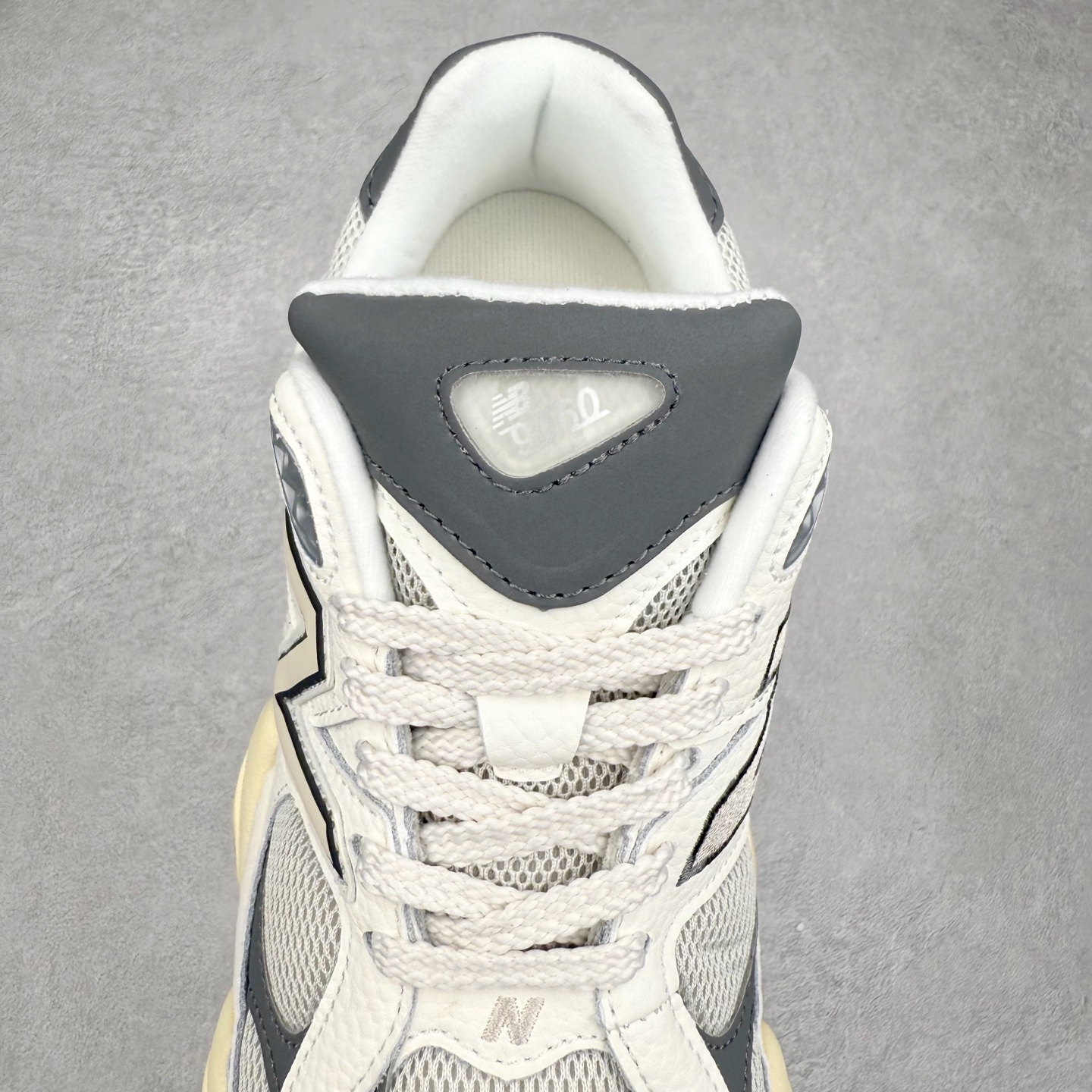 图片[5]-New Balance NB9060 复古运动鞋 新百伦又带来了新鞋型 并且是与芝加哥街头品牌 Joe Freshgoods 的联名款 鞋身主体采用了类似 990 系列的设计风格 与传统复古慢跑鞋区别不大 最大的变化就是鞋底部分 在传统设计的中底外层 增加了多个分区的模块 圆润的线条设计与我们熟悉的 New Balance 风格截然不同 但与同样充满弧形线条的鞋面搭配 看起来毫无违和感 尺码：36-45-选品中心