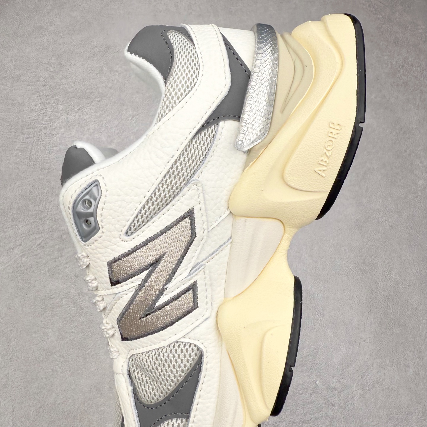 图片[7]-New Balance NB9060 复古运动鞋 新百伦又带来了新鞋型 并且是与芝加哥街头品牌 Joe Freshgoods 的联名款 鞋身主体采用了类似 990 系列的设计风格 与传统复古慢跑鞋区别不大 最大的变化就是鞋底部分 在传统设计的中底外层 增加了多个分区的模块 圆润的线条设计与我们熟悉的 New Balance 风格截然不同 但与同样充满弧形线条的鞋面搭配 看起来毫无违和感 尺码：36-45-选品中心