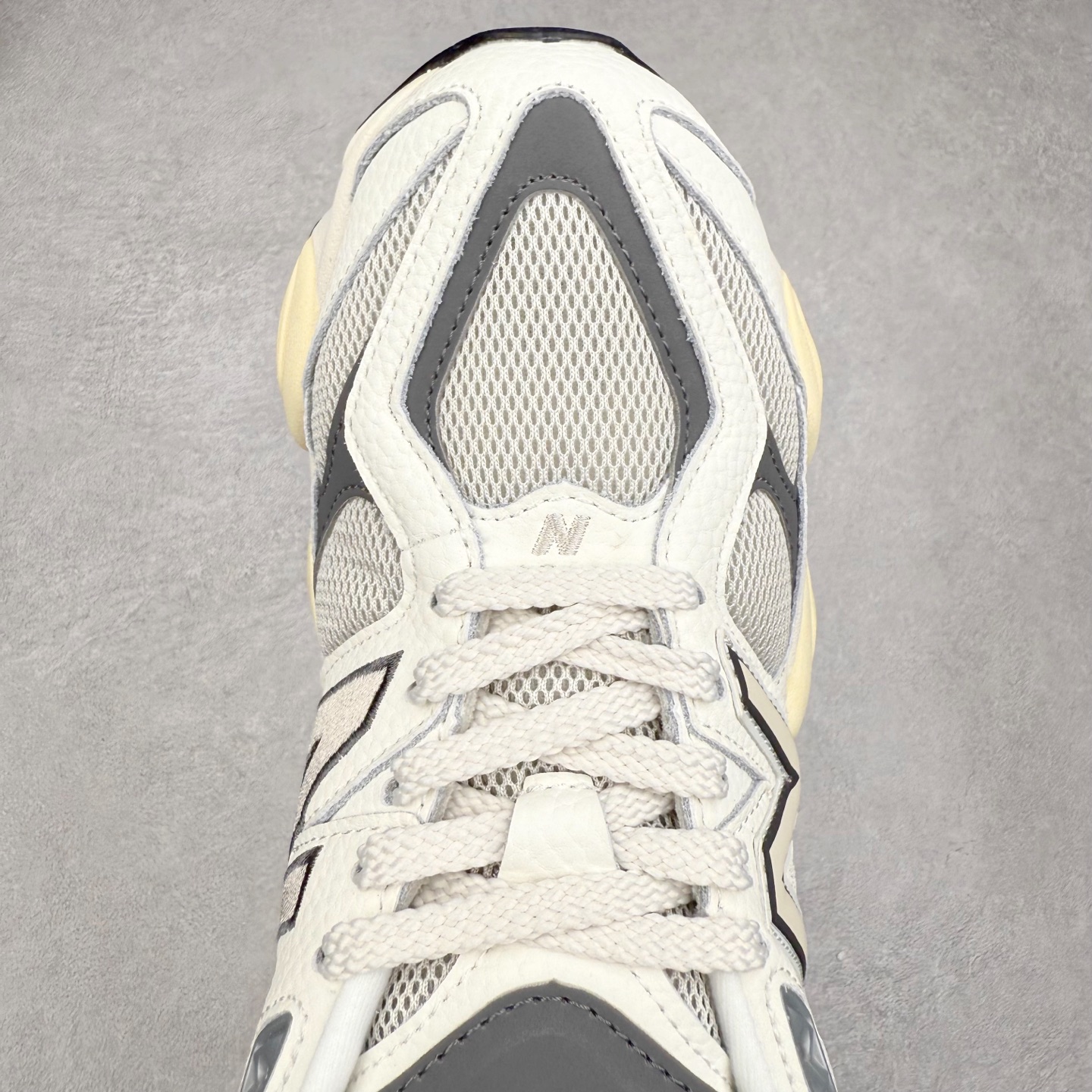 图片[4]-New Balance NB9060 复古运动鞋 新百伦又带来了新鞋型 并且是与芝加哥街头品牌 Joe Freshgoods 的联名款 鞋身主体采用了类似 990 系列的设计风格 与传统复古慢跑鞋区别不大 最大的变化就是鞋底部分 在传统设计的中底外层 增加了多个分区的模块 圆润的线条设计与我们熟悉的 New Balance 风格截然不同 但与同样充满弧形线条的鞋面搭配 看起来毫无违和感 尺码：36-45-选品中心