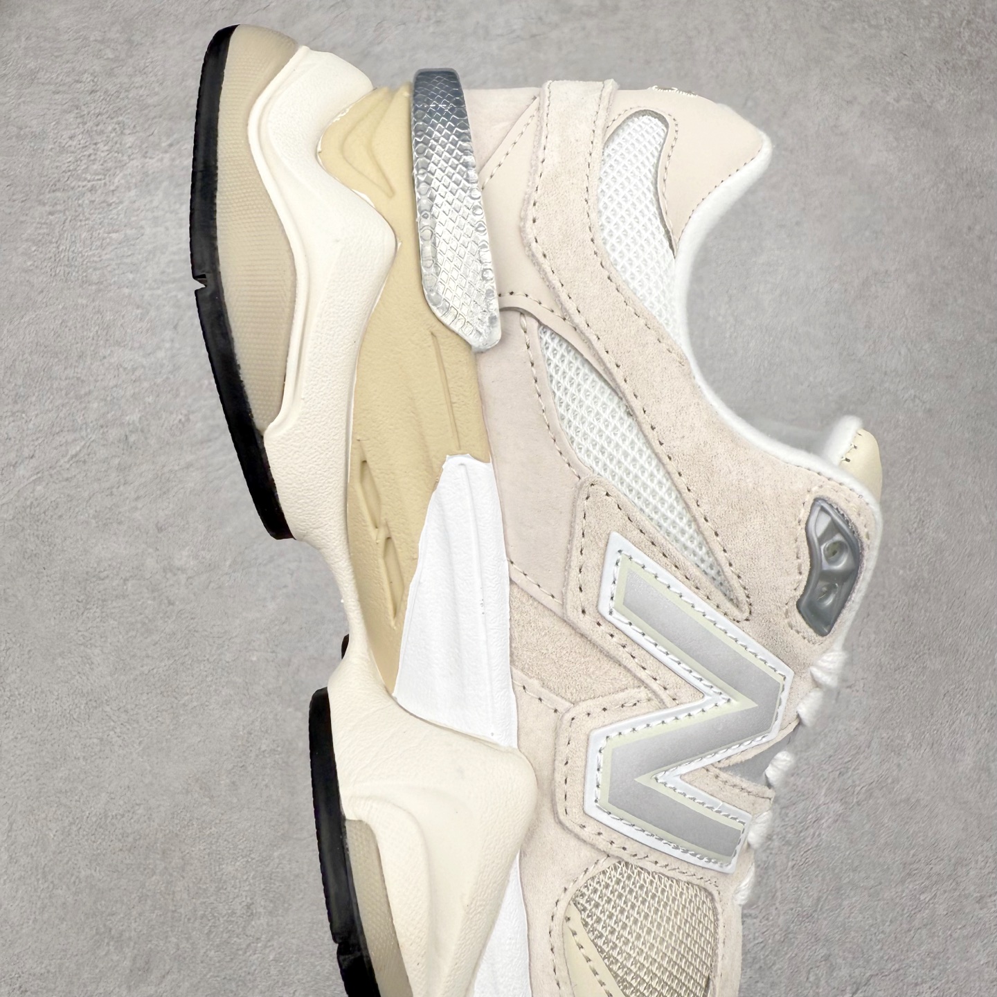 图片[6]-New Balance NB9060 复古运动鞋 新百伦又带来了新鞋型 并且是与芝加哥街头品牌 Joe Freshgoods 的联名款 鞋身主体采用了类似 990 系列的设计风格 与传统复古慢跑鞋区别不大 最大的变化就是鞋底部分 在传统设计的中底外层 增加了多个分区的模块 圆润的线条设计与我们熟悉的 New Balance 风格截然不同 但与同样充满弧形线条的鞋面搭配 看起来毫无违和感 尺码：36-45-选品中心