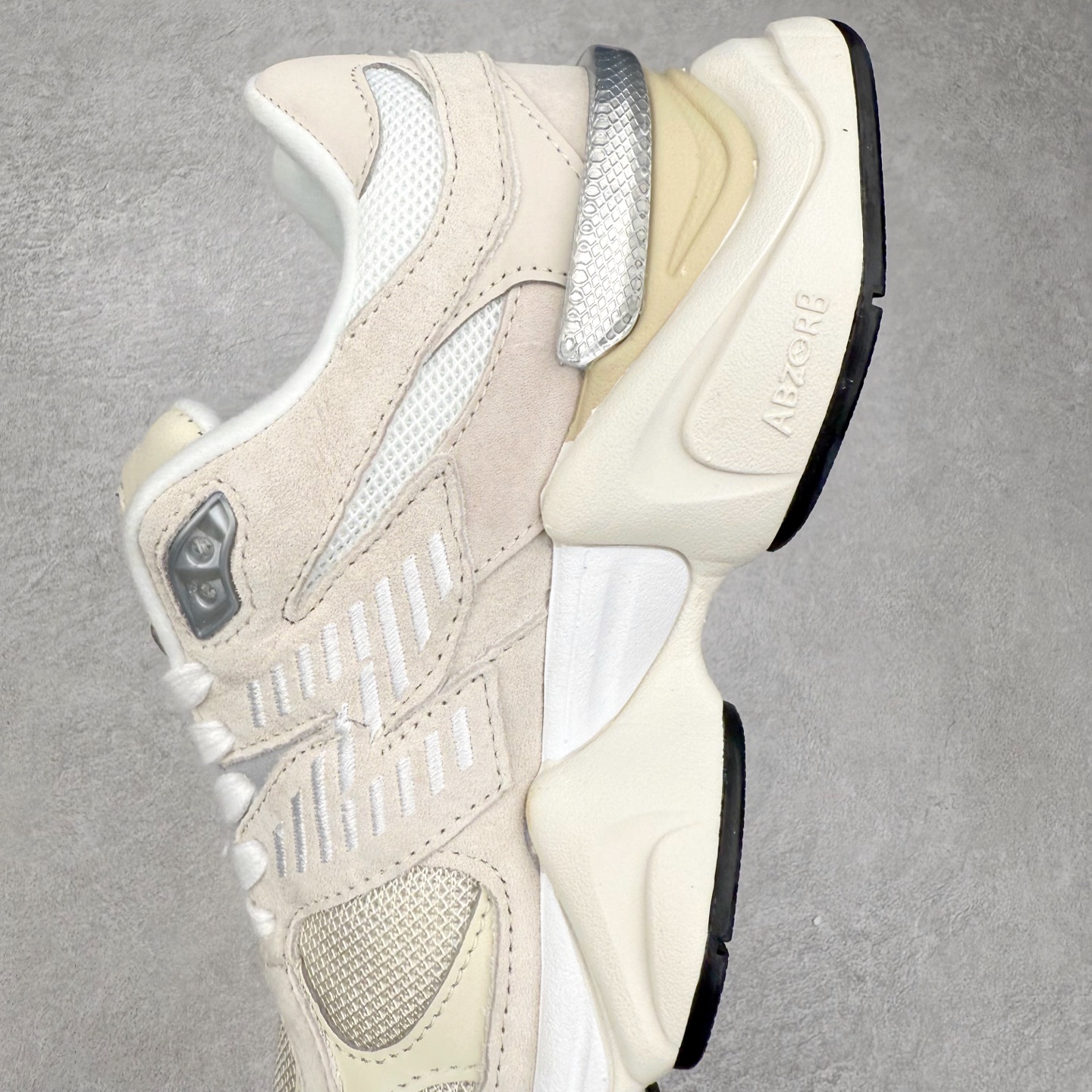 图片[7]-New Balance NB9060 复古运动鞋 新百伦又带来了新鞋型 并且是与芝加哥街头品牌 Joe Freshgoods 的联名款 鞋身主体采用了类似 990 系列的设计风格 与传统复古慢跑鞋区别不大 最大的变化就是鞋底部分 在传统设计的中底外层 增加了多个分区的模块 圆润的线条设计与我们熟悉的 New Balance 风格截然不同 但与同样充满弧形线条的鞋面搭配 看起来毫无违和感 尺码：36-45-选品中心