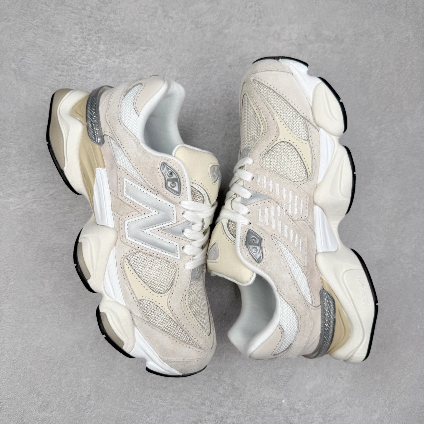 图片[3]-New Balance NB9060 复古运动鞋 新百伦又带来了新鞋型 并且是与芝加哥街头品牌 Joe Freshgoods 的联名款 鞋身主体采用了类似 990 系列的设计风格 与传统复古慢跑鞋区别不大 最大的变化就是鞋底部分 在传统设计的中底外层 增加了多个分区的模块 圆润的线条设计与我们熟悉的 New Balance 风格截然不同 但与同样充满弧形线条的鞋面搭配 看起来毫无违和感 尺码：36-45-选品中心