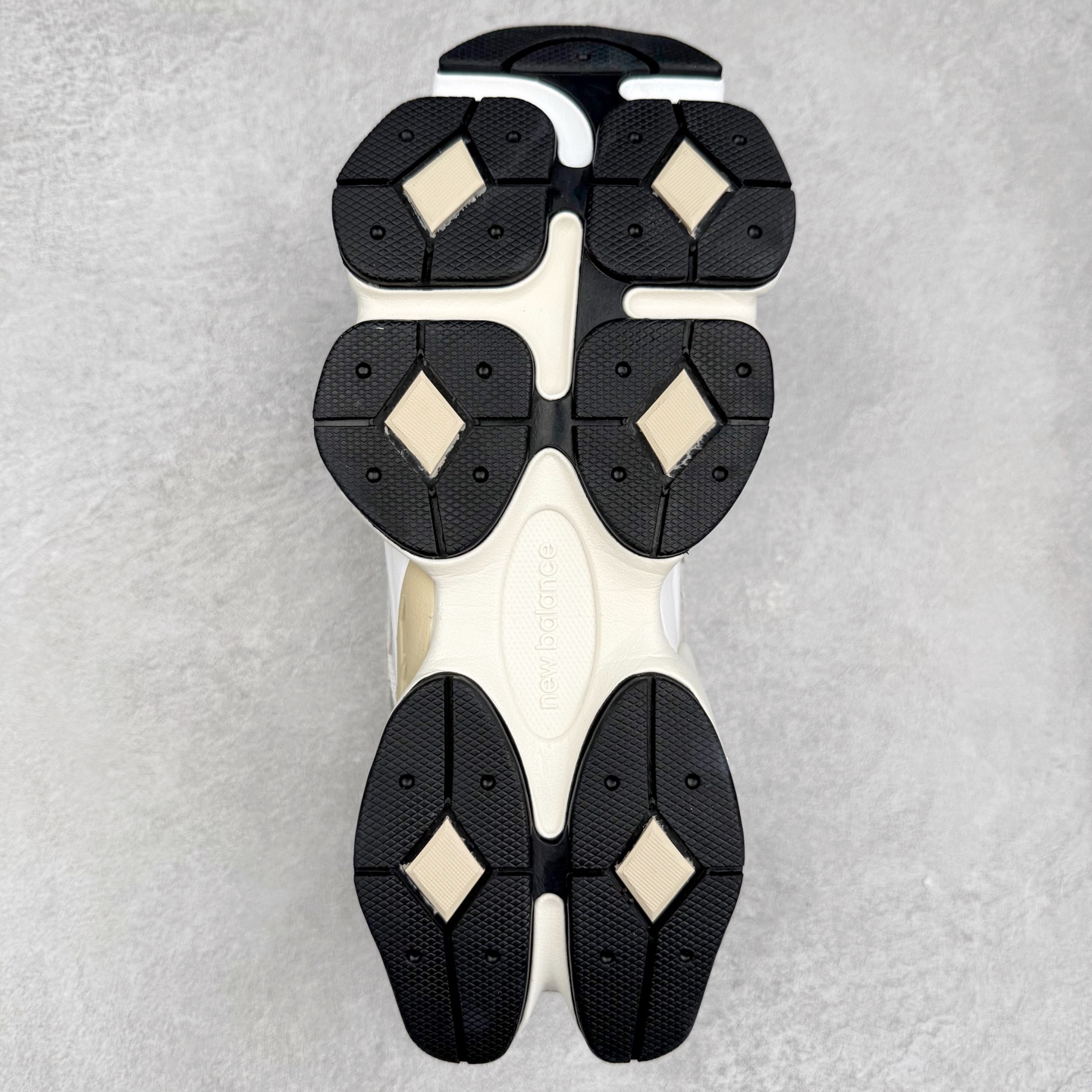 图片[9]-New Balance NB9060 复古运动鞋 新百伦又带来了新鞋型 并且是与芝加哥街头品牌 Joe Freshgoods 的联名款 鞋身主体采用了类似 990 系列的设计风格 与传统复古慢跑鞋区别不大 最大的变化就是鞋底部分 在传统设计的中底外层 增加了多个分区的模块 圆润的线条设计与我们熟悉的 New Balance 风格截然不同 但与同样充满弧形线条的鞋面搭配 看起来毫无违和感 尺码：36-45-选品中心