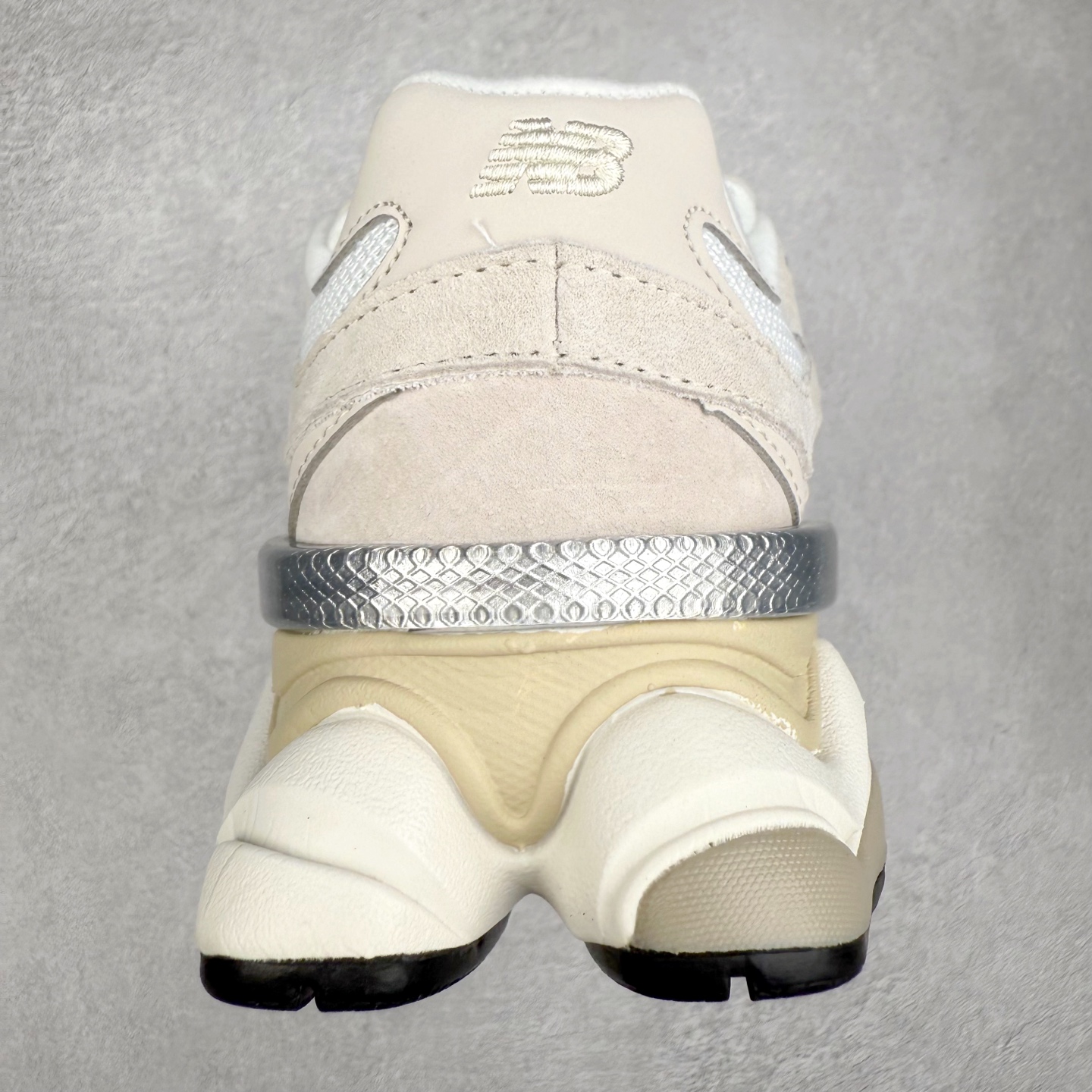 图片[8]-New Balance NB9060 复古运动鞋 新百伦又带来了新鞋型 并且是与芝加哥街头品牌 Joe Freshgoods 的联名款 鞋身主体采用了类似 990 系列的设计风格 与传统复古慢跑鞋区别不大 最大的变化就是鞋底部分 在传统设计的中底外层 增加了多个分区的模块 圆润的线条设计与我们熟悉的 New Balance 风格截然不同 但与同样充满弧形线条的鞋面搭配 看起来毫无违和感 尺码：36-45-选品中心