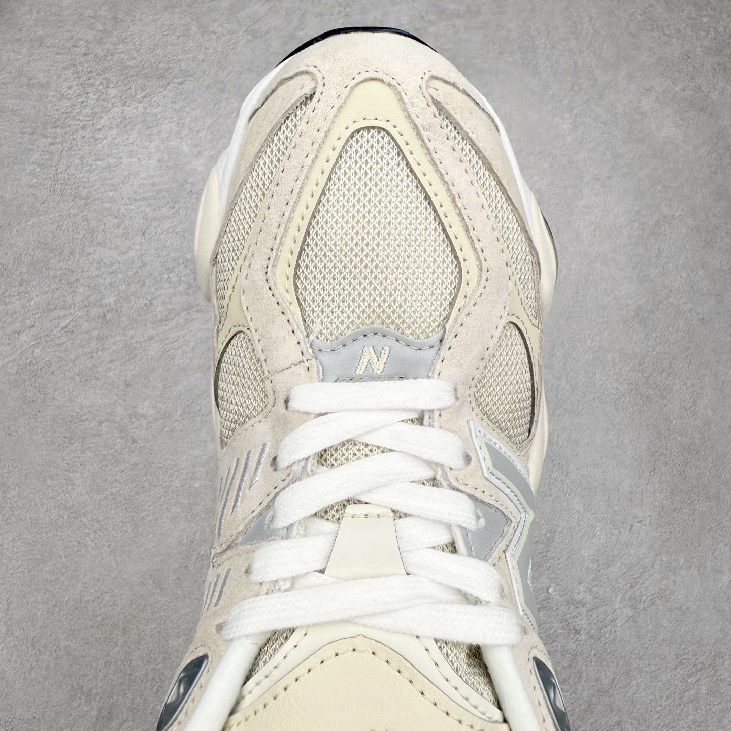 图片[4]-New Balance NB9060 复古运动鞋 新百伦又带来了新鞋型 并且是与芝加哥街头品牌 Joe Freshgoods 的联名款 鞋身主体采用了类似 990 系列的设计风格 与传统复古慢跑鞋区别不大 最大的变化就是鞋底部分 在传统设计的中底外层 增加了多个分区的模块 圆润的线条设计与我们熟悉的 New Balance 风格截然不同 但与同样充满弧形线条的鞋面搭配 看起来毫无违和感 尺码：36-45-选品中心