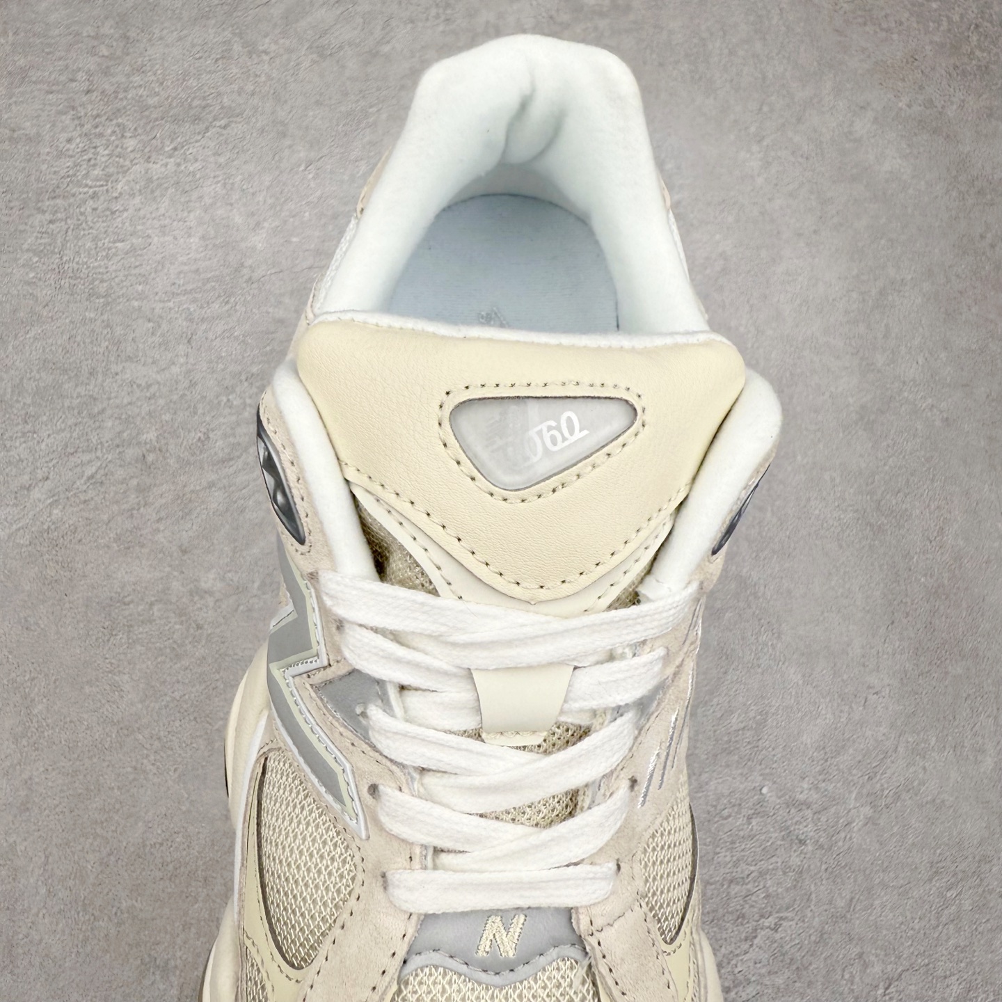 图片[5]-New Balance NB9060 复古运动鞋 新百伦又带来了新鞋型 并且是与芝加哥街头品牌 Joe Freshgoods 的联名款 鞋身主体采用了类似 990 系列的设计风格 与传统复古慢跑鞋区别不大 最大的变化就是鞋底部分 在传统设计的中底外层 增加了多个分区的模块 圆润的线条设计与我们熟悉的 New Balance 风格截然不同 但与同样充满弧形线条的鞋面搭配 看起来毫无违和感 尺码：36-45-选品中心